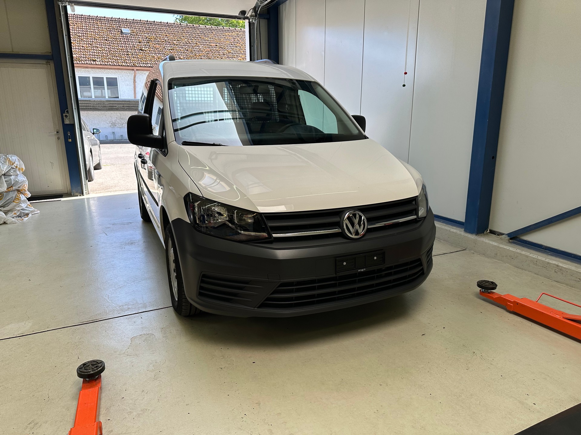 VW Caddy 2.0TDI BlueMotion Technology-image-1