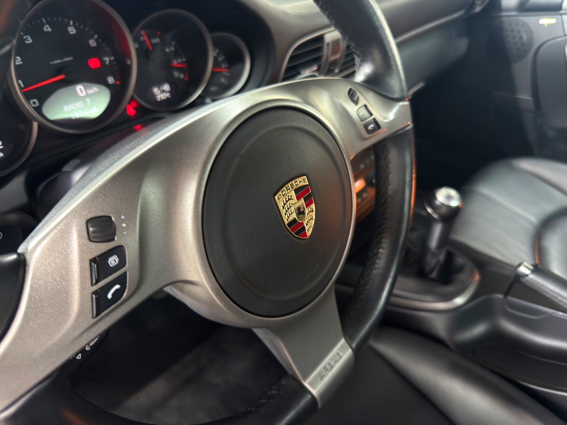 PORSCHE 911 Carrera 4-image-21