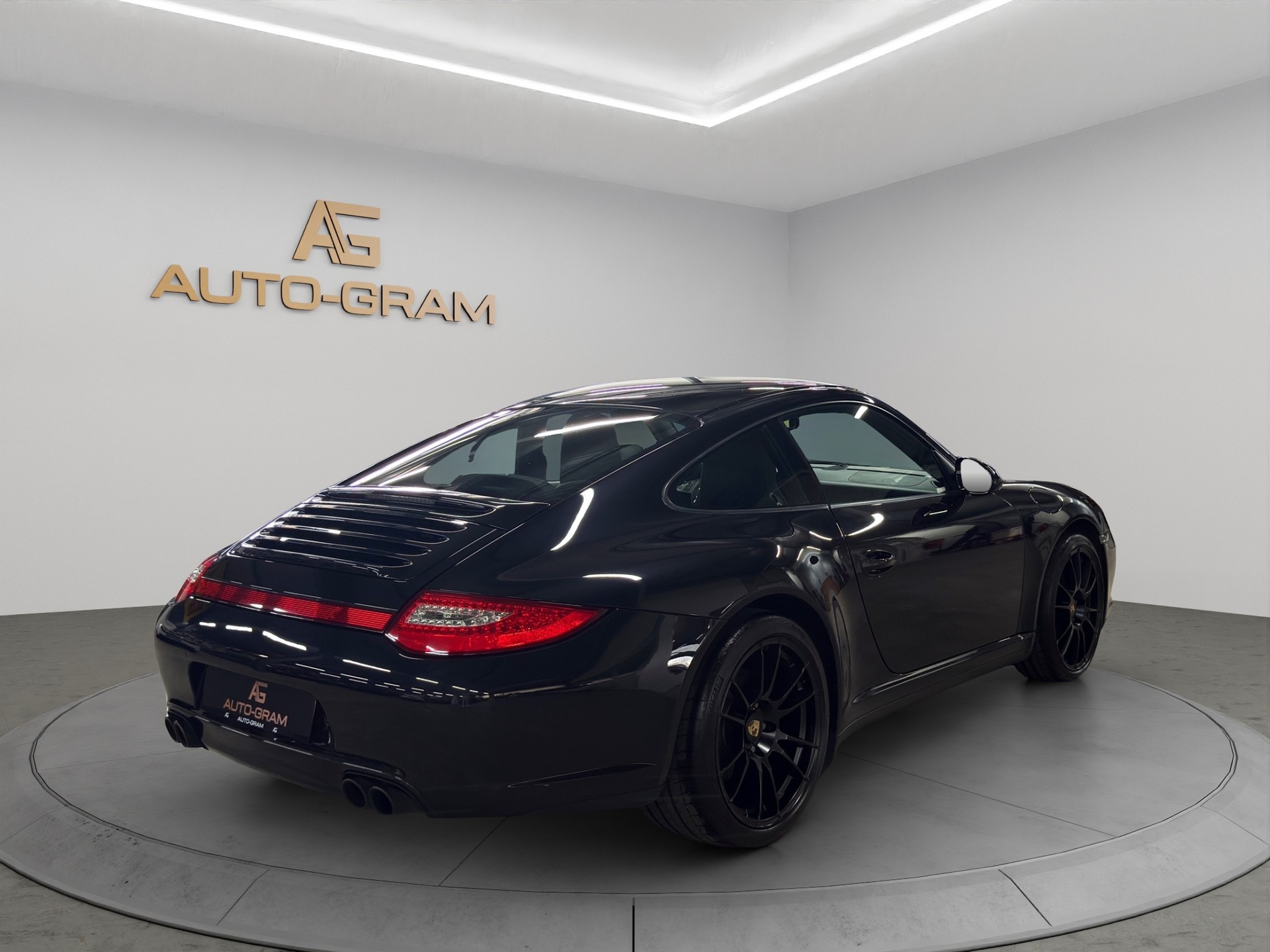PORSCHE 911 Carrera 4-image-4