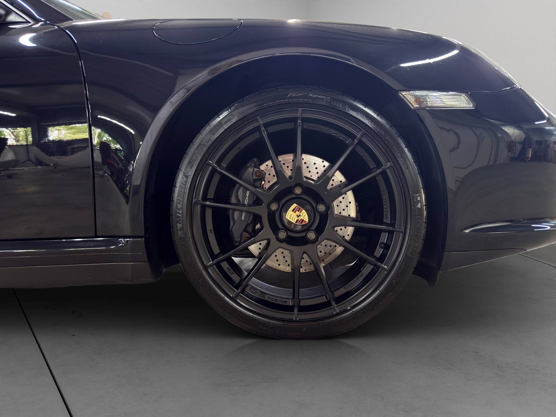 PORSCHE 911 Carrera 4-image-8