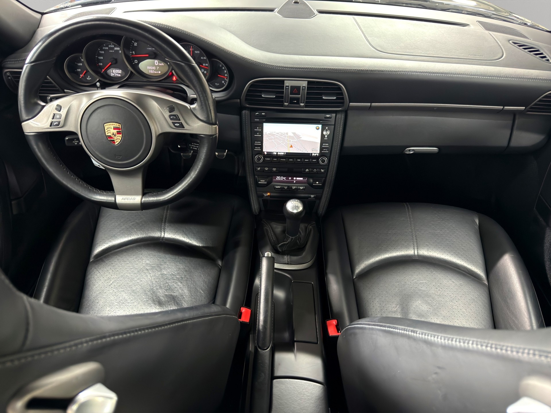 PORSCHE 911 Carrera 4-image-16