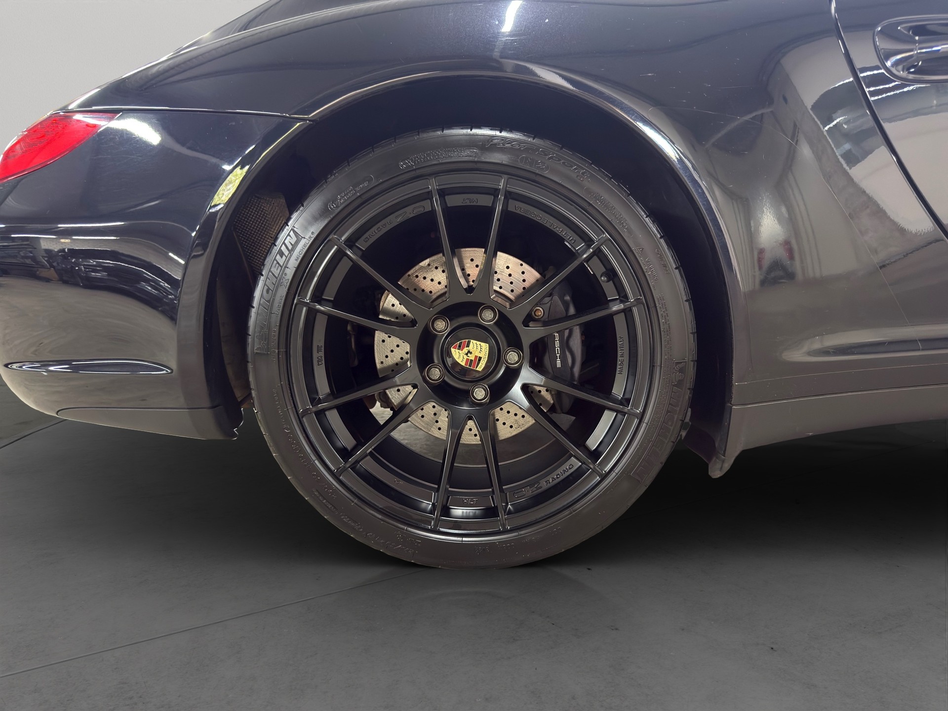 PORSCHE 911 Carrera 4-image-9