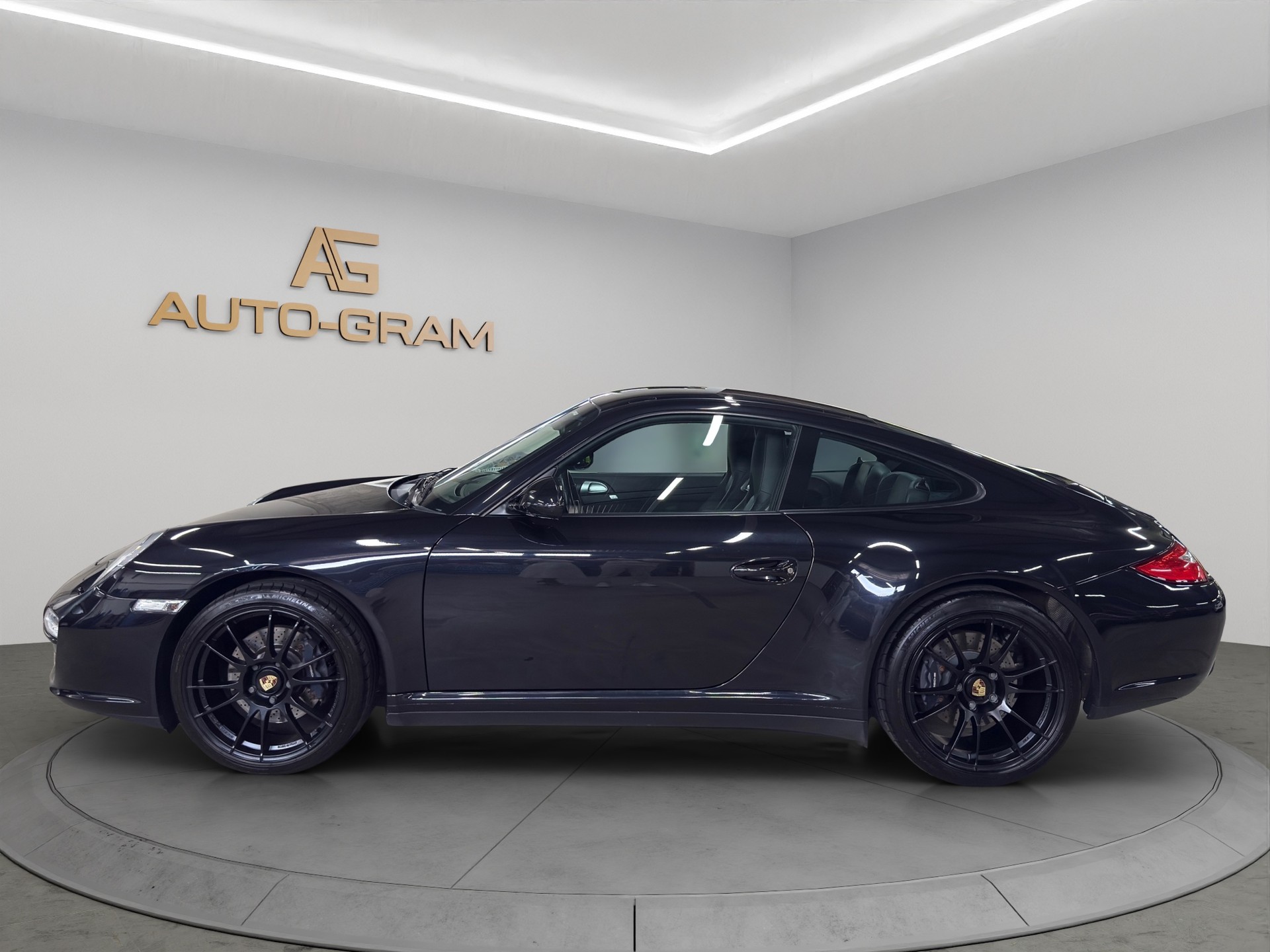 PORSCHE 911 Carrera 4-image-1