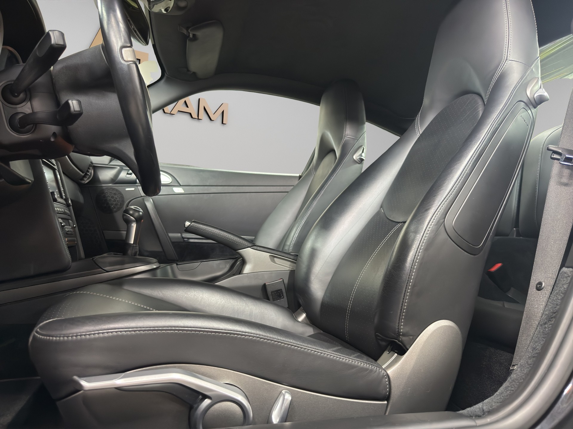 PORSCHE 911 Carrera 4-image-12
