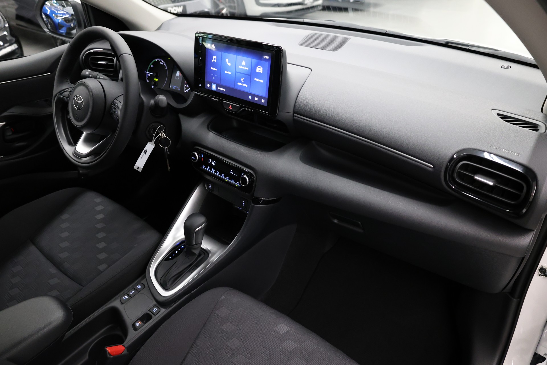 TOYOTA Yaris 1.5 Active Drive e-CVT-image-20