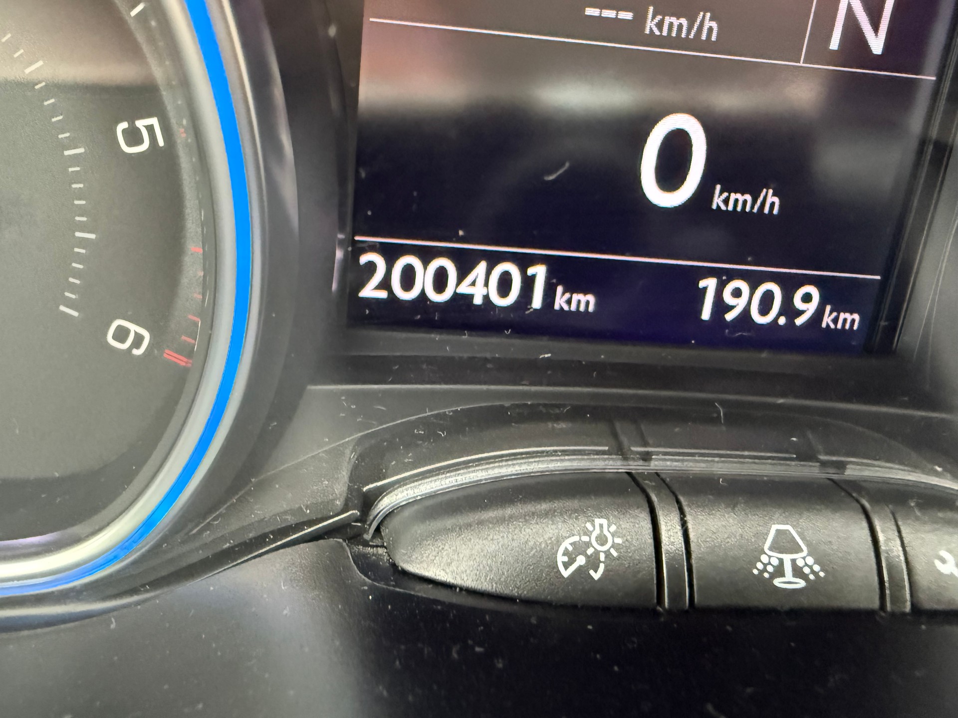 PEUGEOT 2008 1.6 e-HDi Allure EGS6-image-12