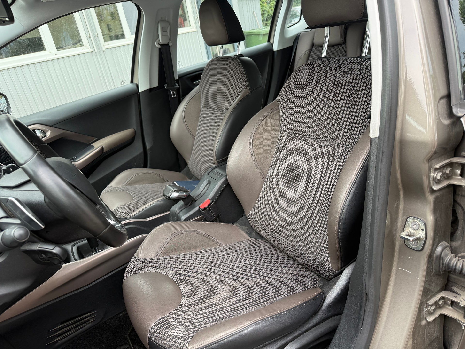 PEUGEOT 2008 1.6 e-HDi Allure EGS6-image-10