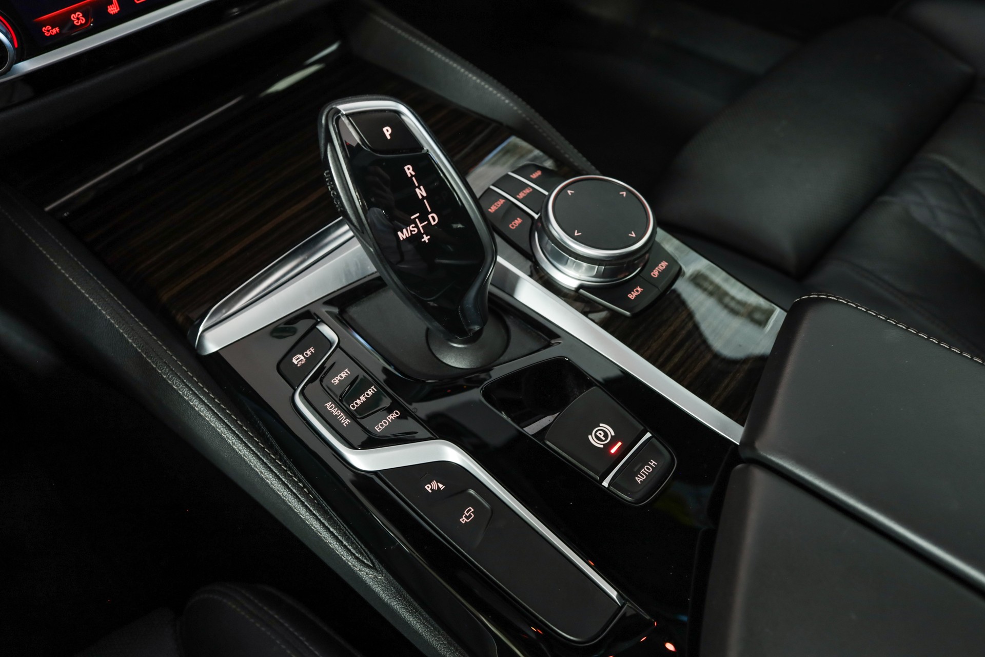 BMW 540i xDrive Touring Steptronic-image-17