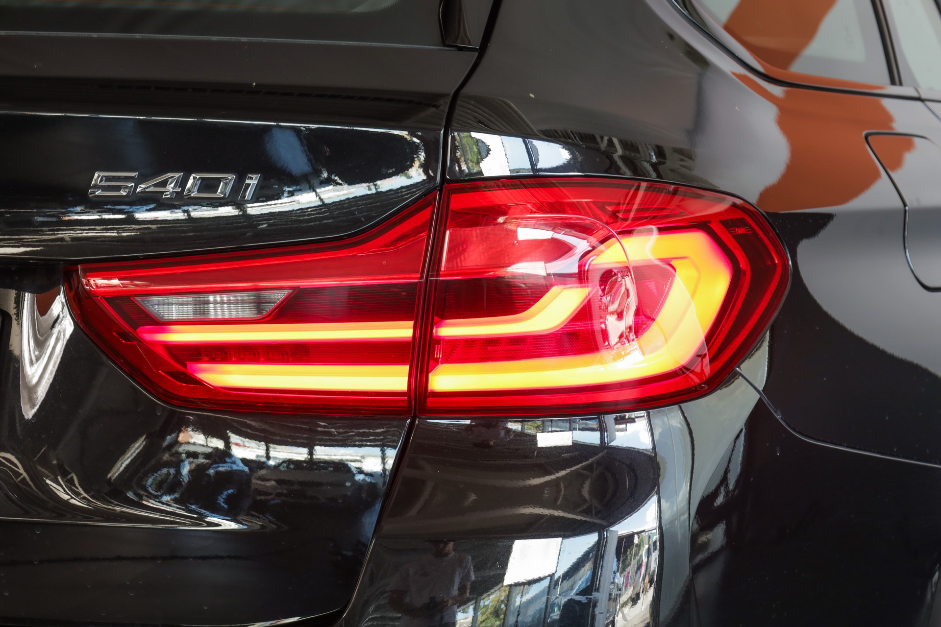 BMW 540i xDrive Touring Steptronic-image-7