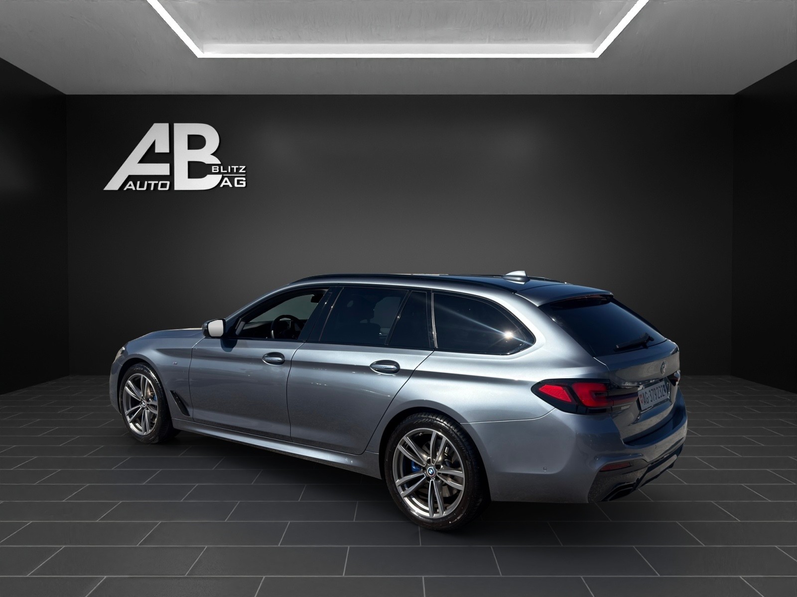 BMW 530i xDrive M-Sportpaket Touring Steptronic mit 252 PS-image-2