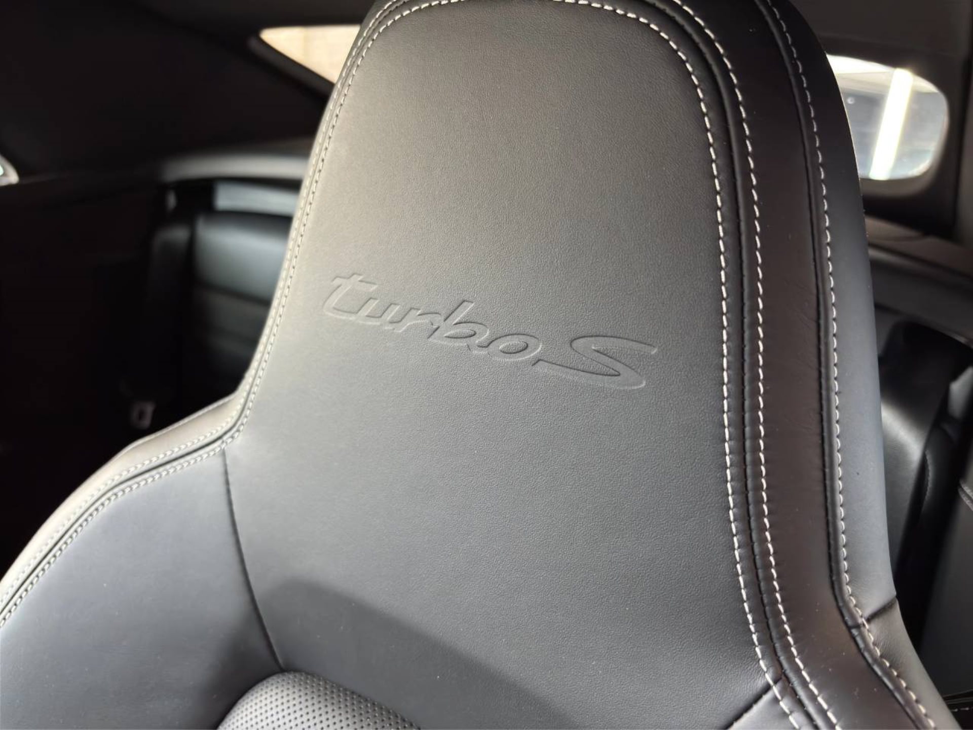 PORSCHE 911 Turbo S Cabriolet-image-24
