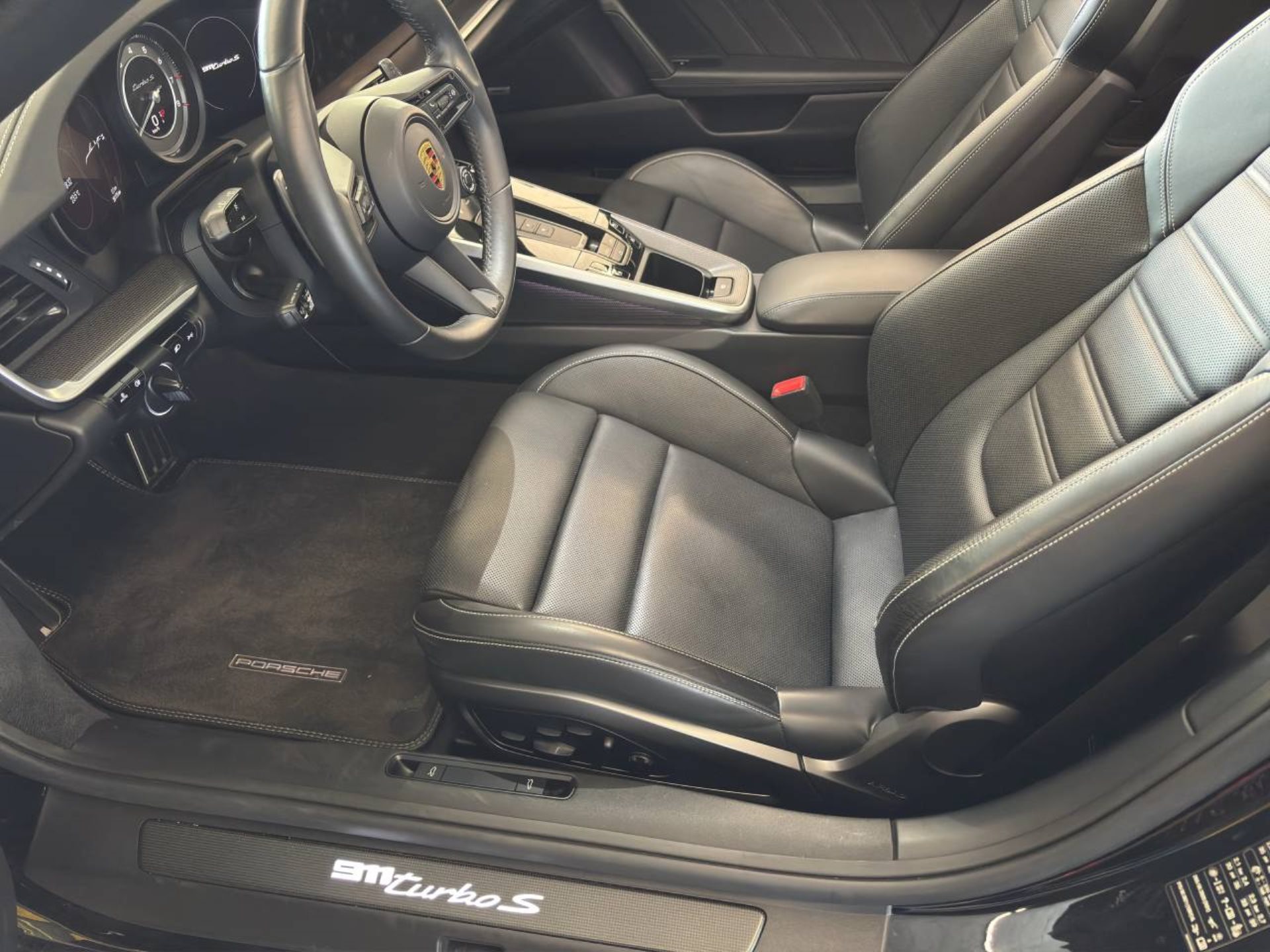 PORSCHE 911 Turbo S Cabriolet-image-4
