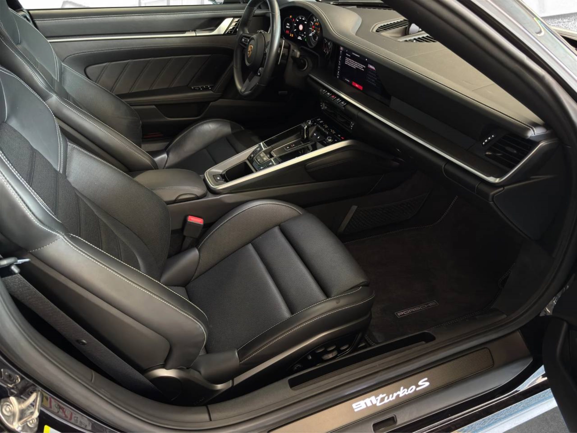 PORSCHE 911 Turbo S Cabriolet-image-16
