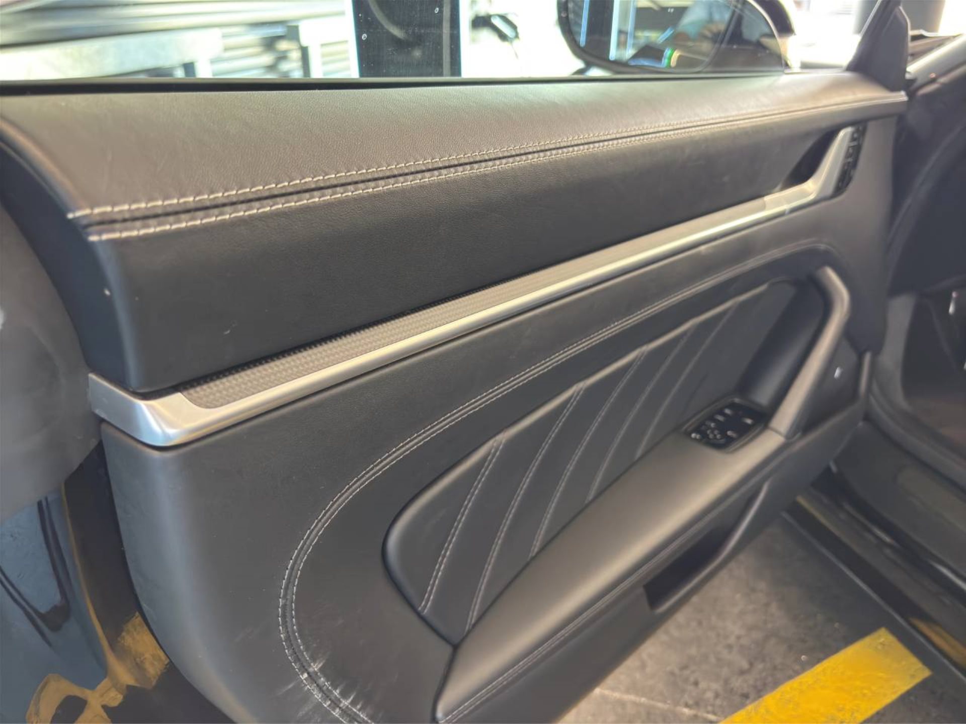 PORSCHE 911 Turbo S Cabriolet-image-22