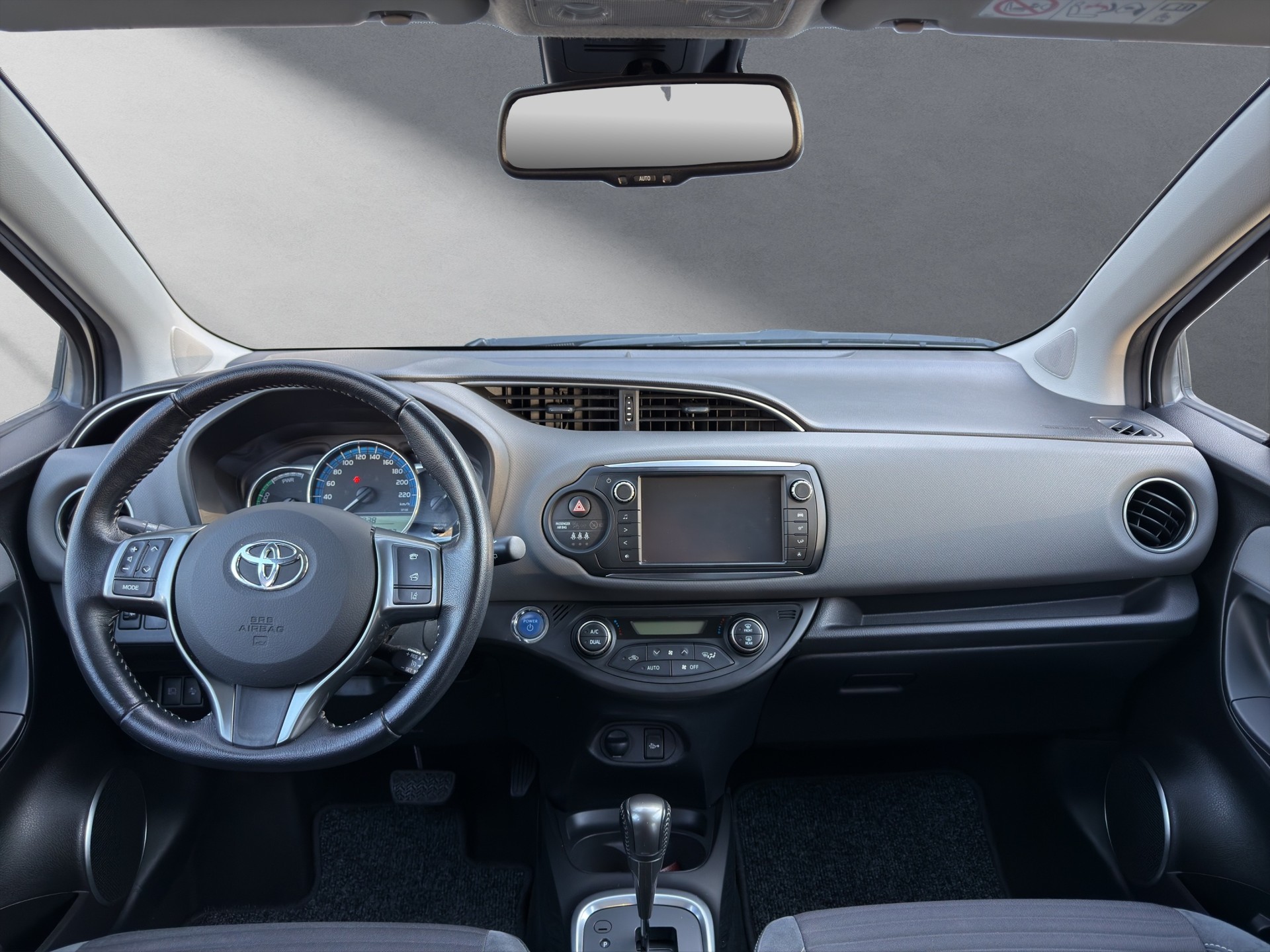 TOYOTA Yaris 1.5 VVT-i HSD Sol Premium-image-3