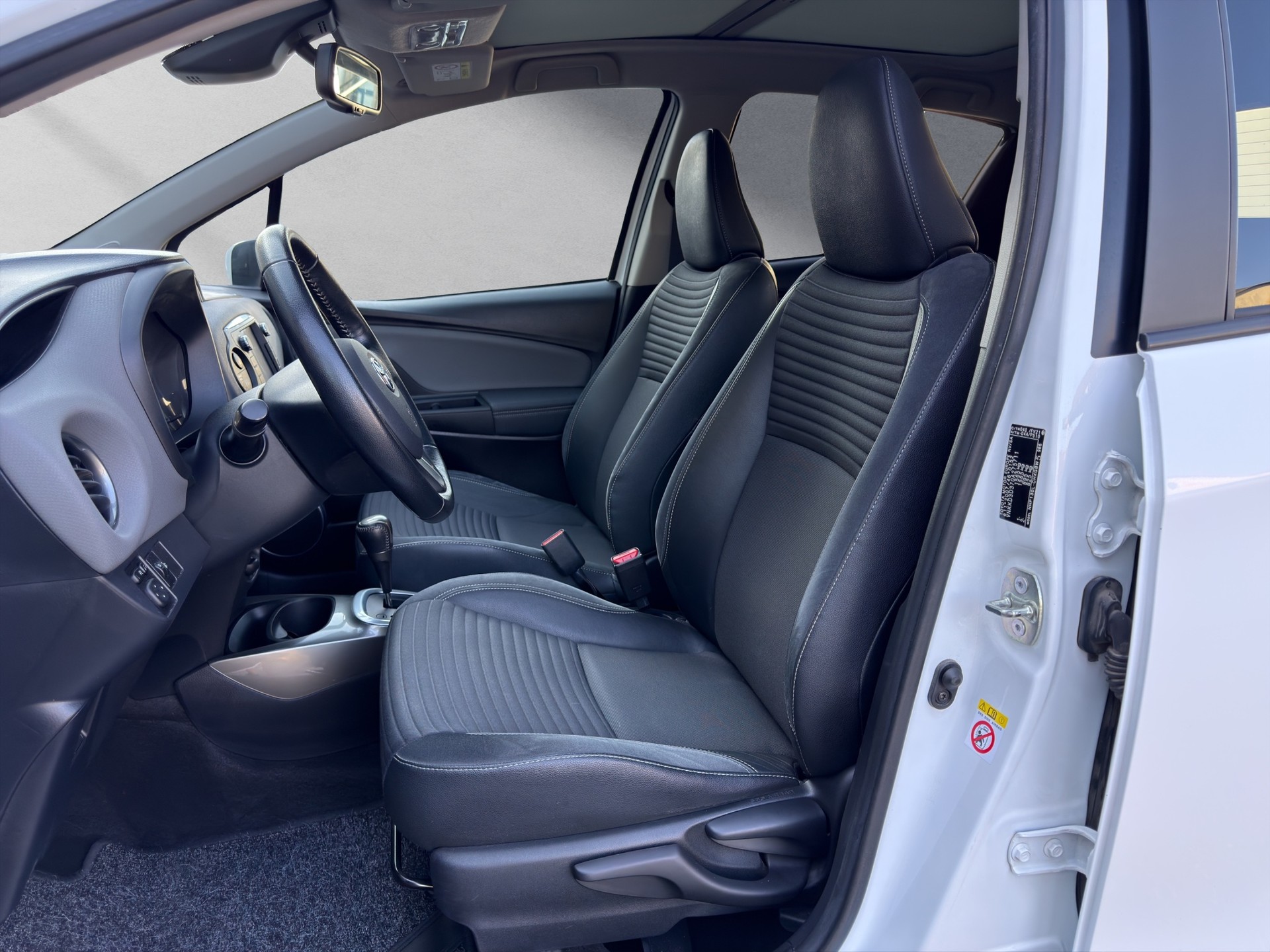 TOYOTA Yaris 1.5 VVT-i HSD Sol Premium-image-8