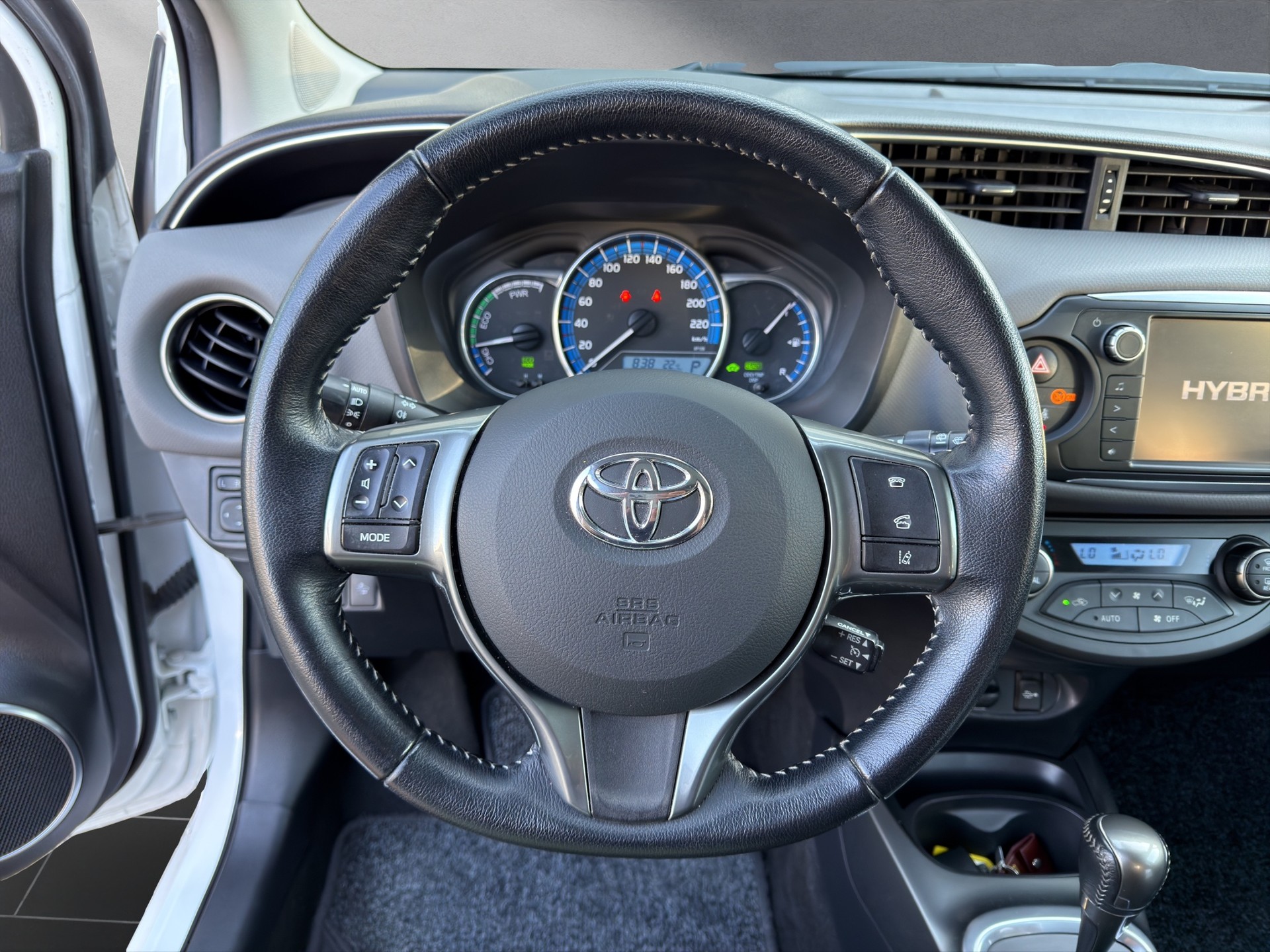 TOYOTA Yaris 1.5 VVT-i HSD Sol Premium-image-4