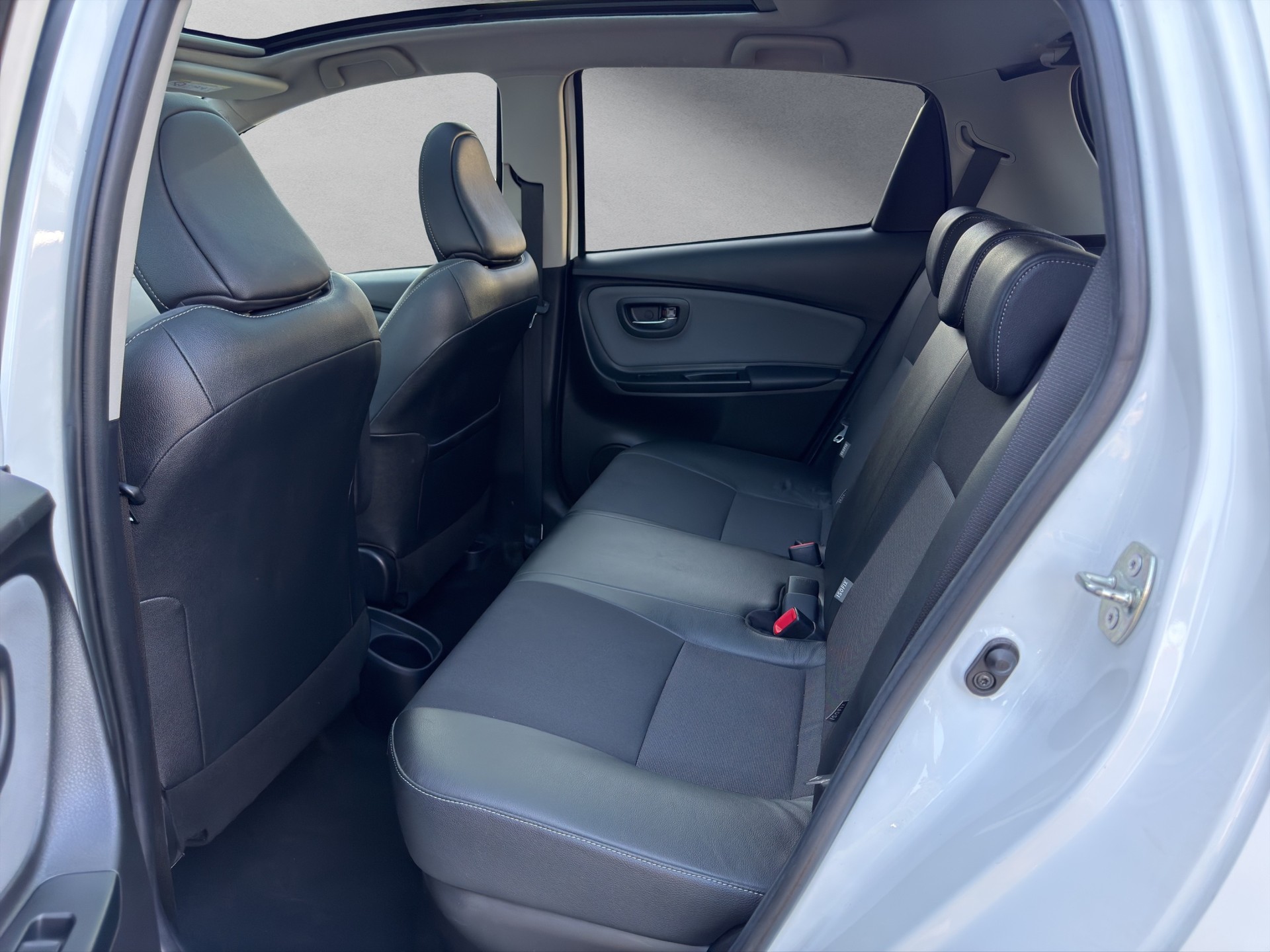 TOYOTA Yaris 1.5 VVT-i HSD Sol Premium-image-10