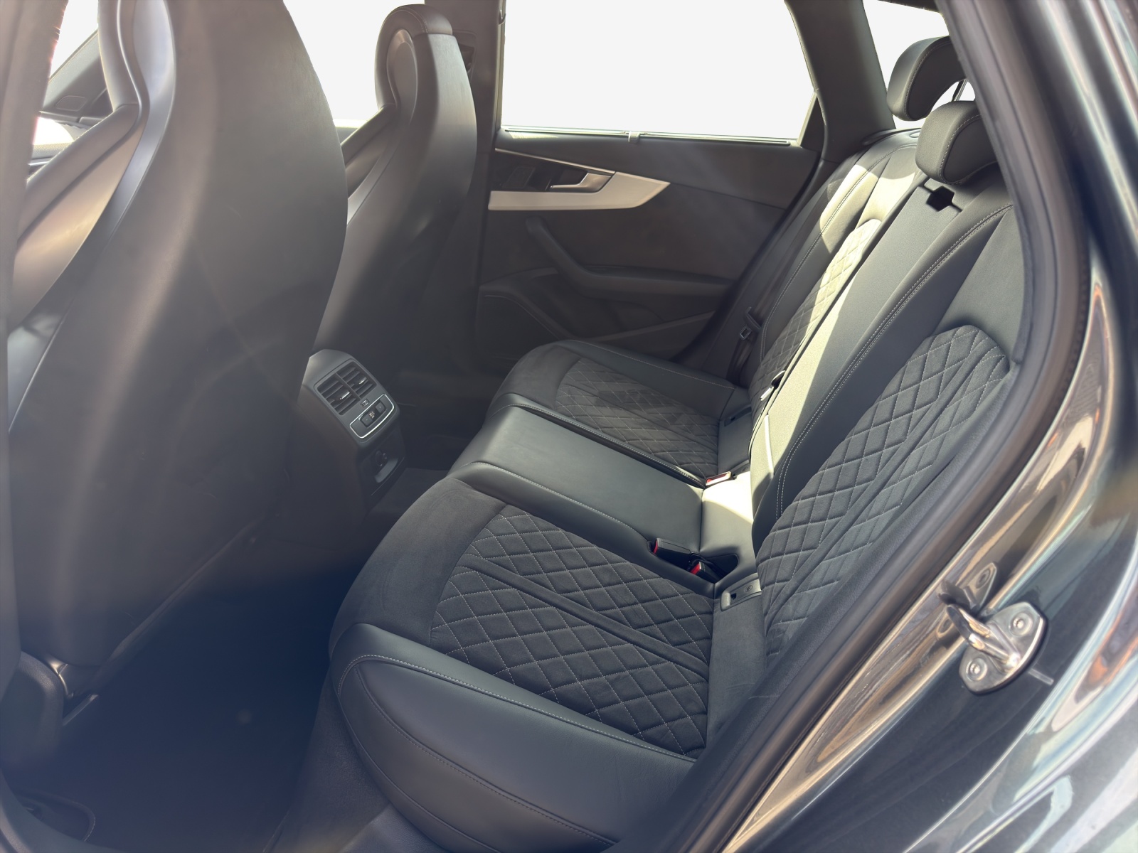 AUDI A4 Avant 40 TFSI S line S-tronic quattro-image-11