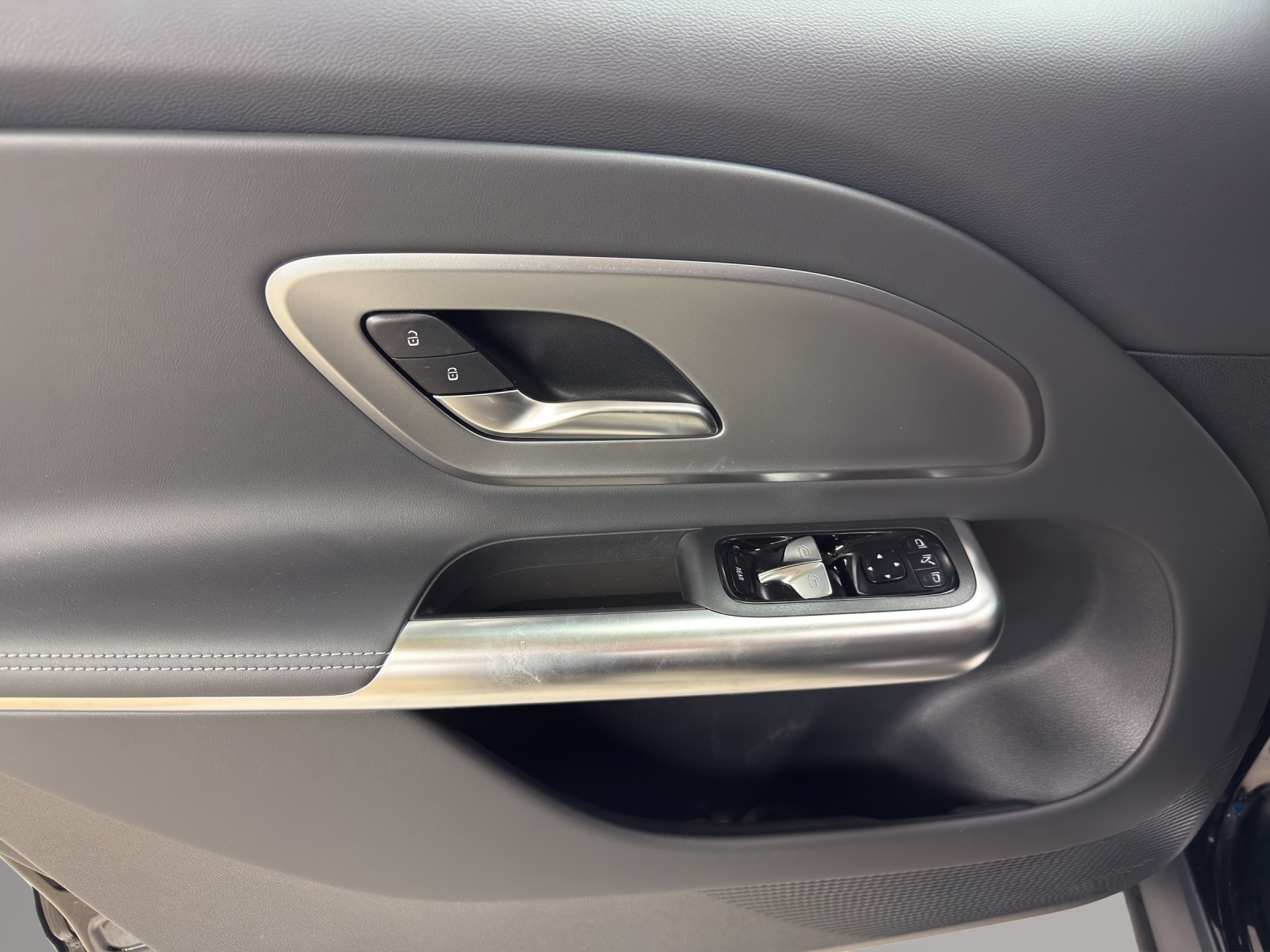 MERCEDES-BENZ GLB 200 4Matic 8G-Tronic-image-11