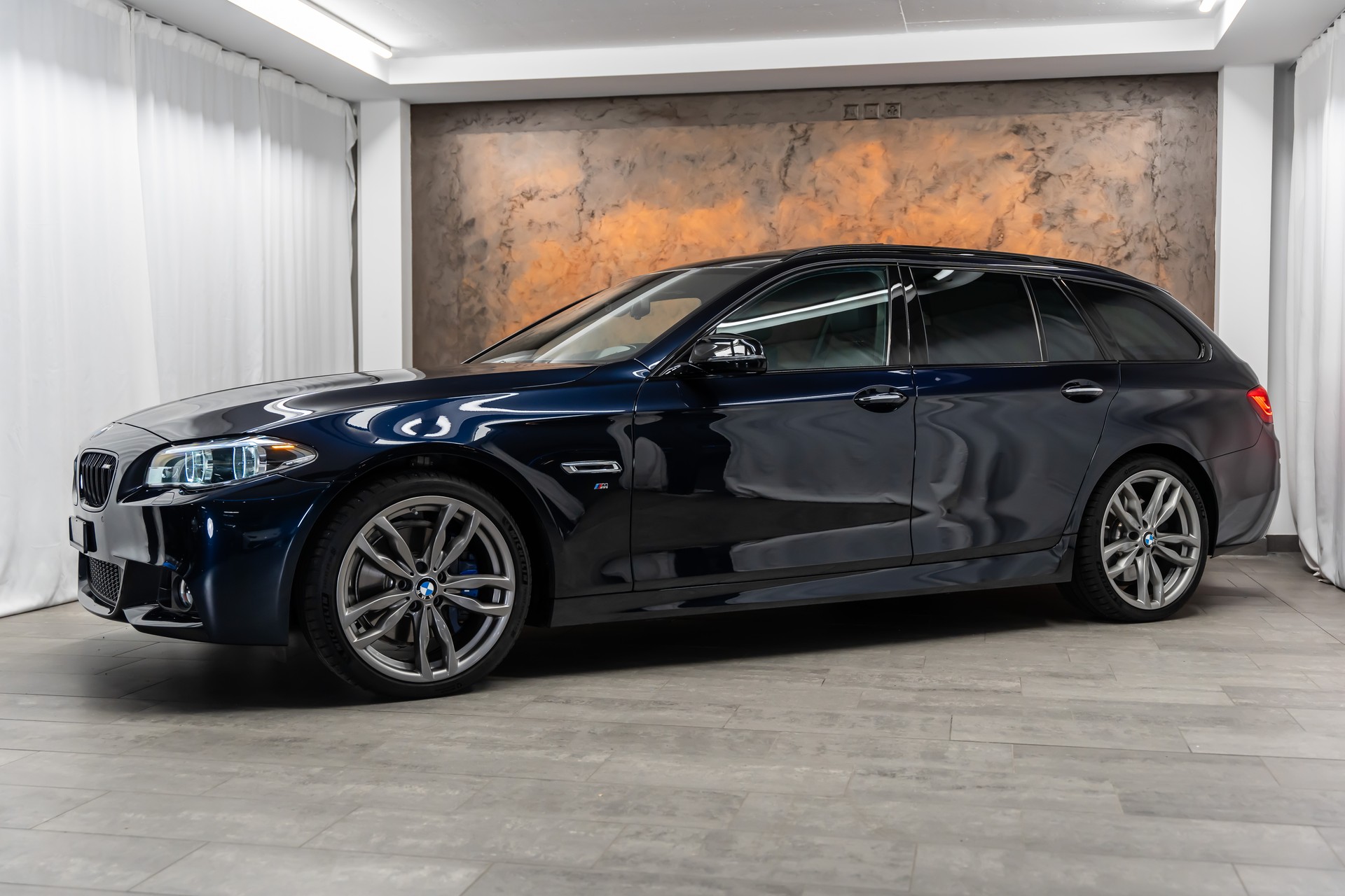 BMW 535d Touring xDrive Steptronic *Shadowline*Panorama*Leder*Head-Up*AHK*-image-1