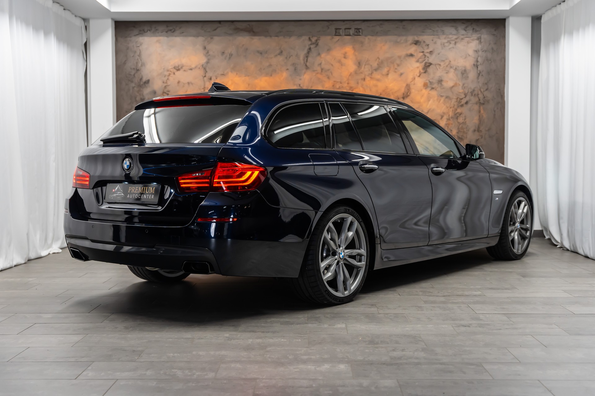 BMW 535d Touring xDrive Steptronic *Shadowline*Panorama*Leder*Head-Up*AHK*-image-6