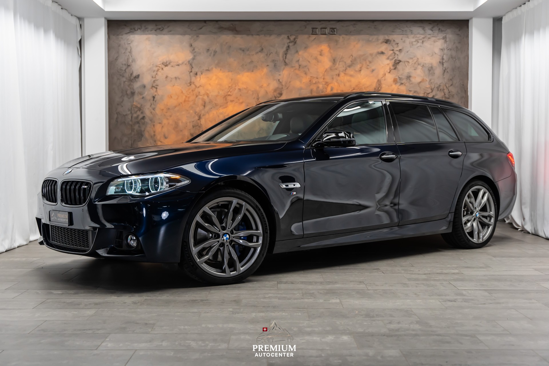 BMW 535d Touring xDrive Steptronic *Shadowline*Panorama*Leder*Head-Up*AHK*-image-0