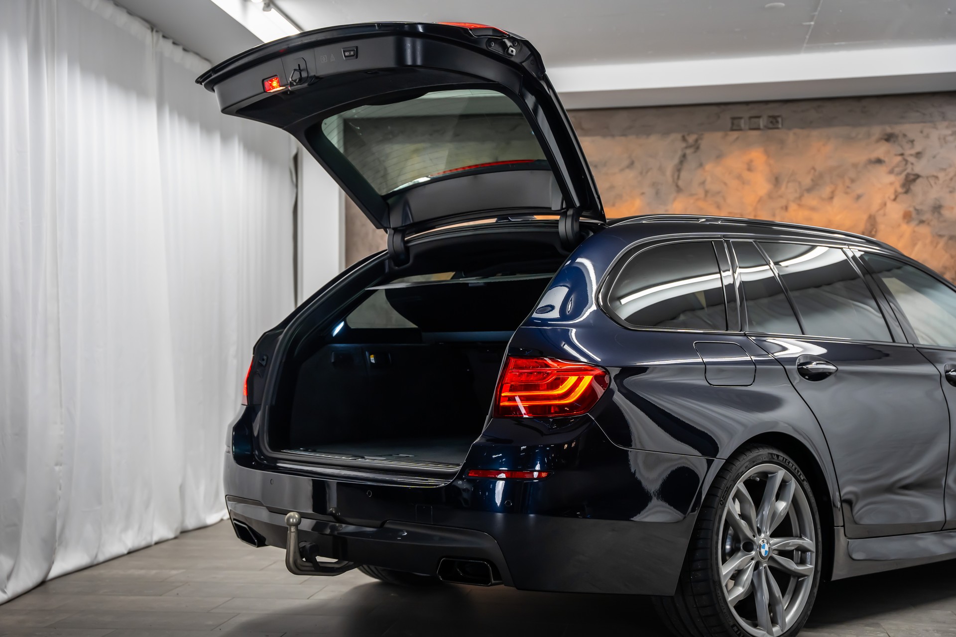 BMW 535d Touring xDrive Steptronic *Shadowline*Panorama*Leder*Head-Up*AHK*-image-9