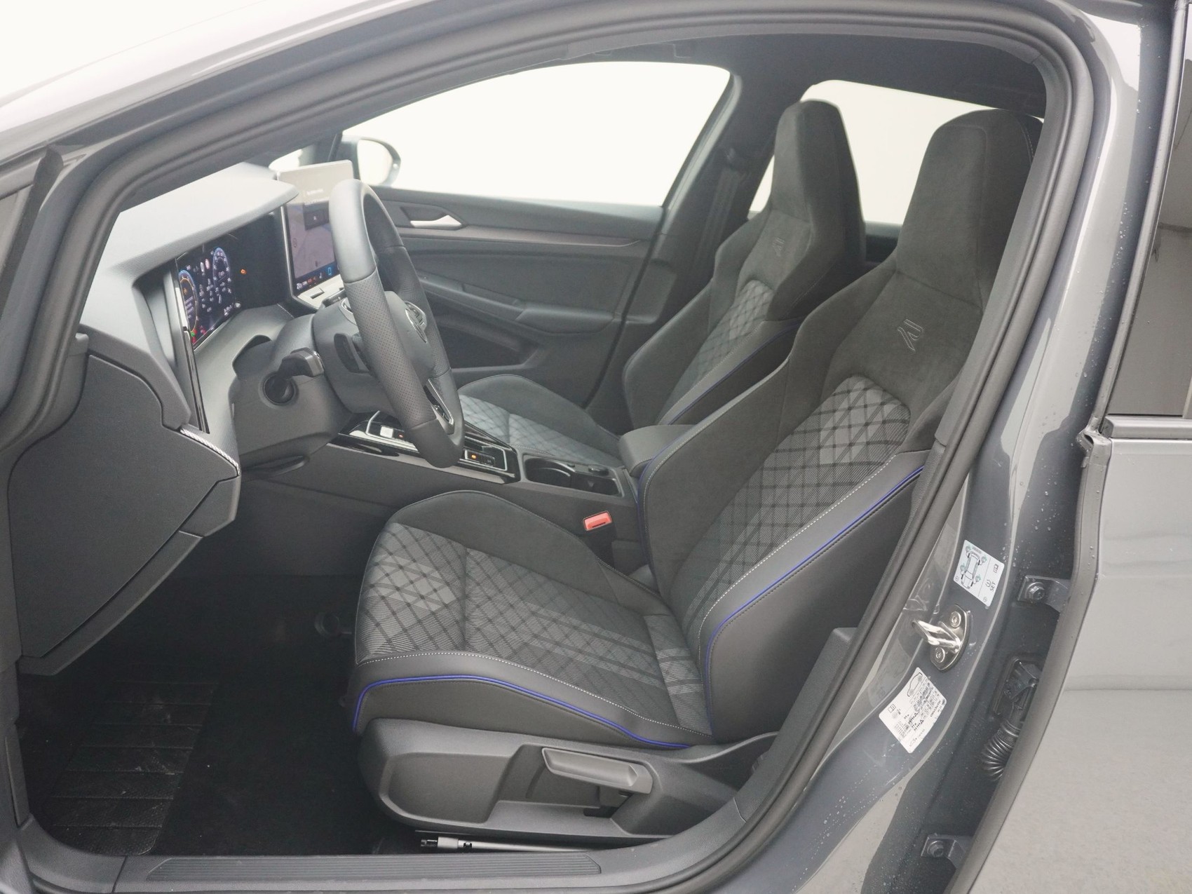 VW Golf VIII Variant 1.5 eTSI R-Line DSG-image-11