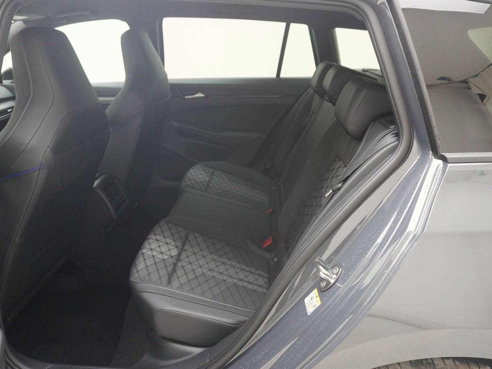 VW Golf VIII Variant 1.5 eTSI R-Line DSG-image-13
