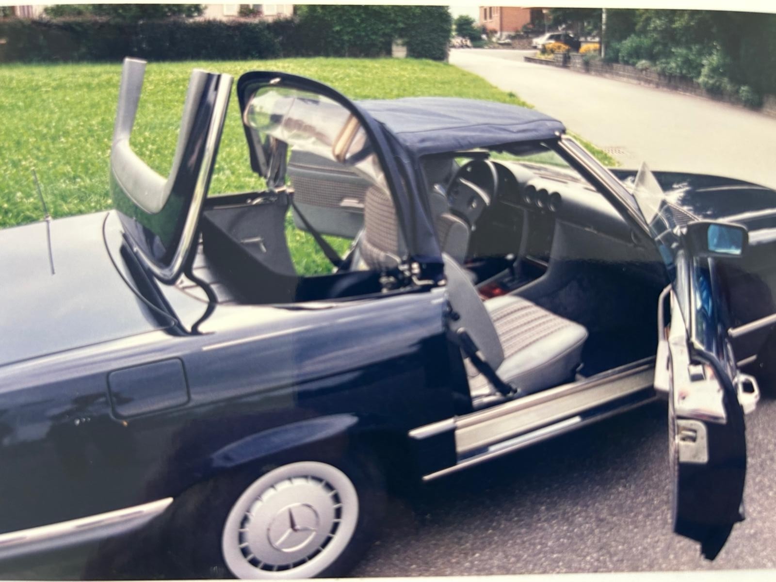 MERCEDES-BENZ R107-image-4
