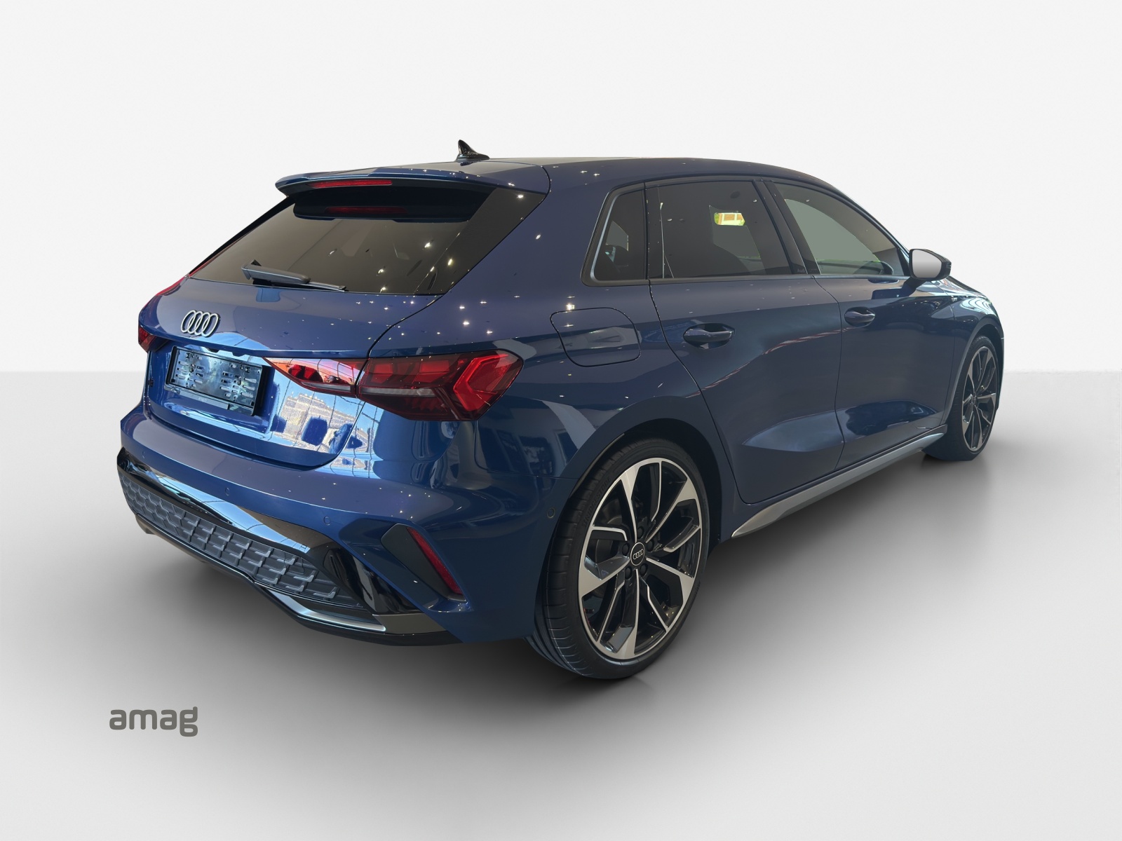AUDI A3 Sportback TFSI 110 kW S line Attraction S tronic-image-4