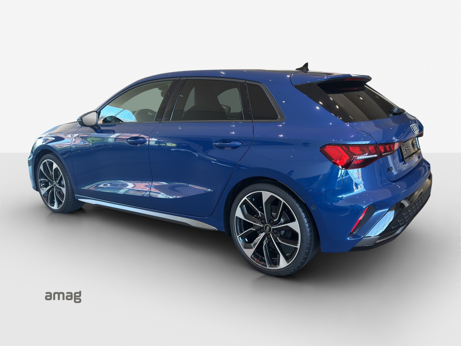 AUDI A3 Sportback TFSI 110 kW S line Attraction S tronic-image-2