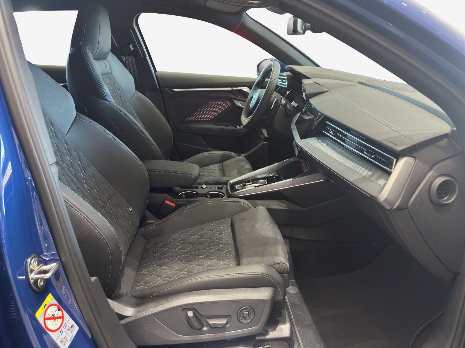 AUDI A3 Sportback TFSI 110 kW S line Attraction S tronic-image-13