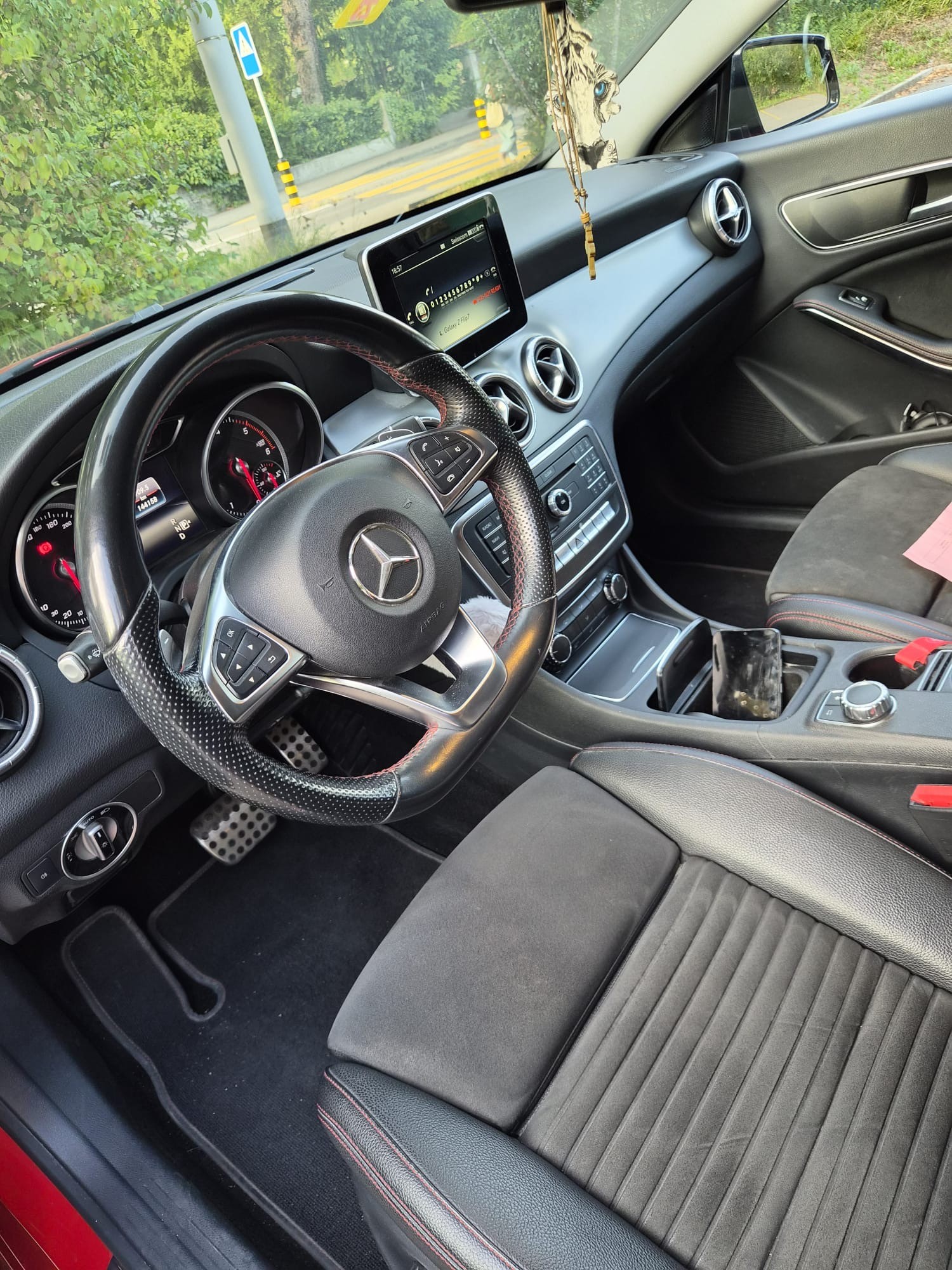 MERCEDES-BENZ CLA Shooting Brake 200 d Swiss Star Ed. 4M 7G-DCT-image-4