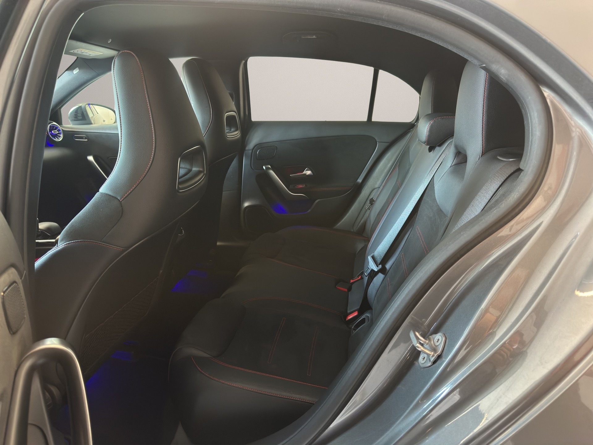 MERCEDES-BENZ A 250 AMG Line 7G-DCT-image-10