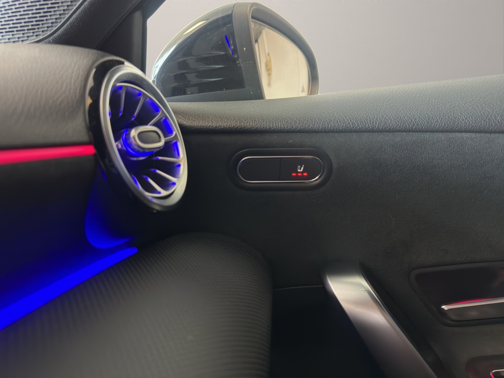 MERCEDES-BENZ A 250 AMG Line 7G-DCT-image-17