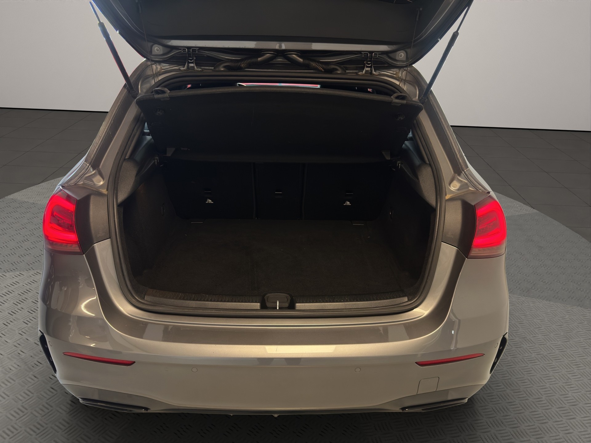 MERCEDES-BENZ A 250 AMG Line 7G-DCT-image-5