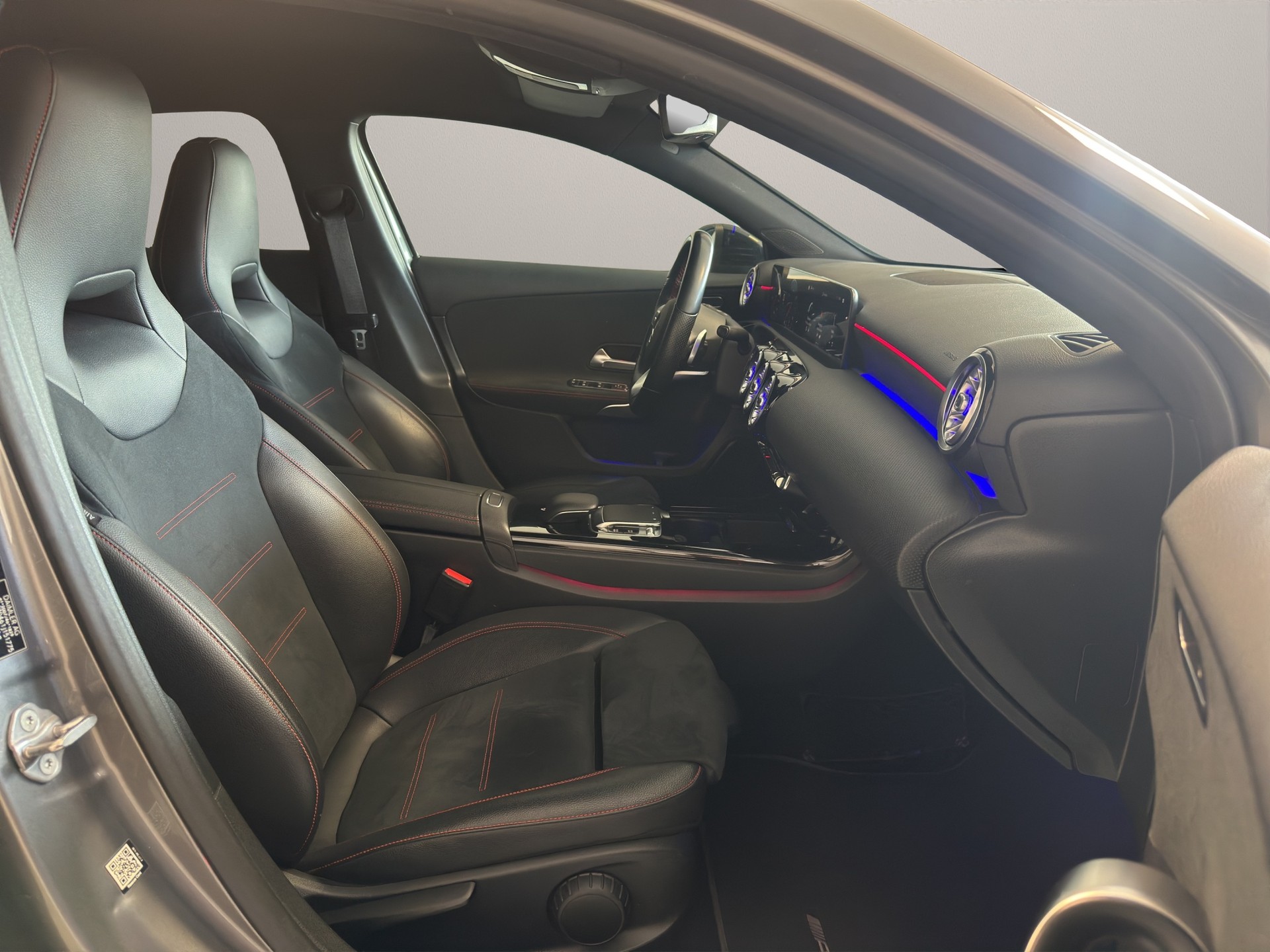 MERCEDES-BENZ A 250 AMG Line 7G-DCT-image-9