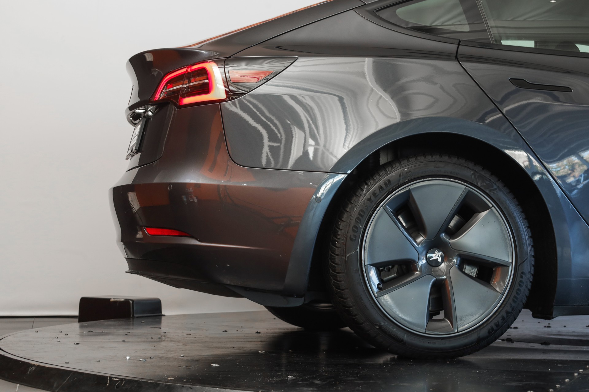 TESLA Model 3 Midnight Grey-image-25