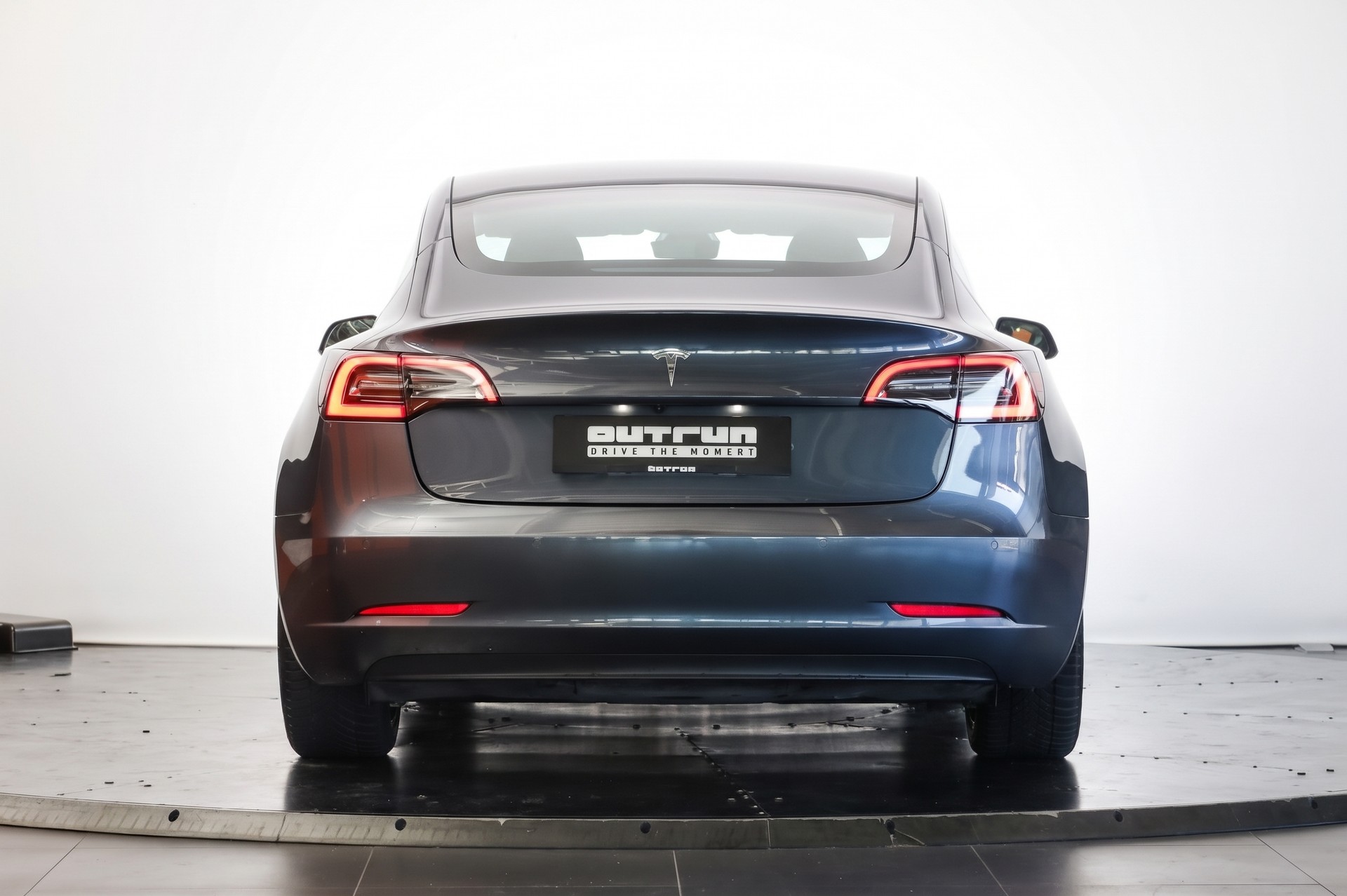 TESLA Model 3 Midnight Grey-showroom-element-2