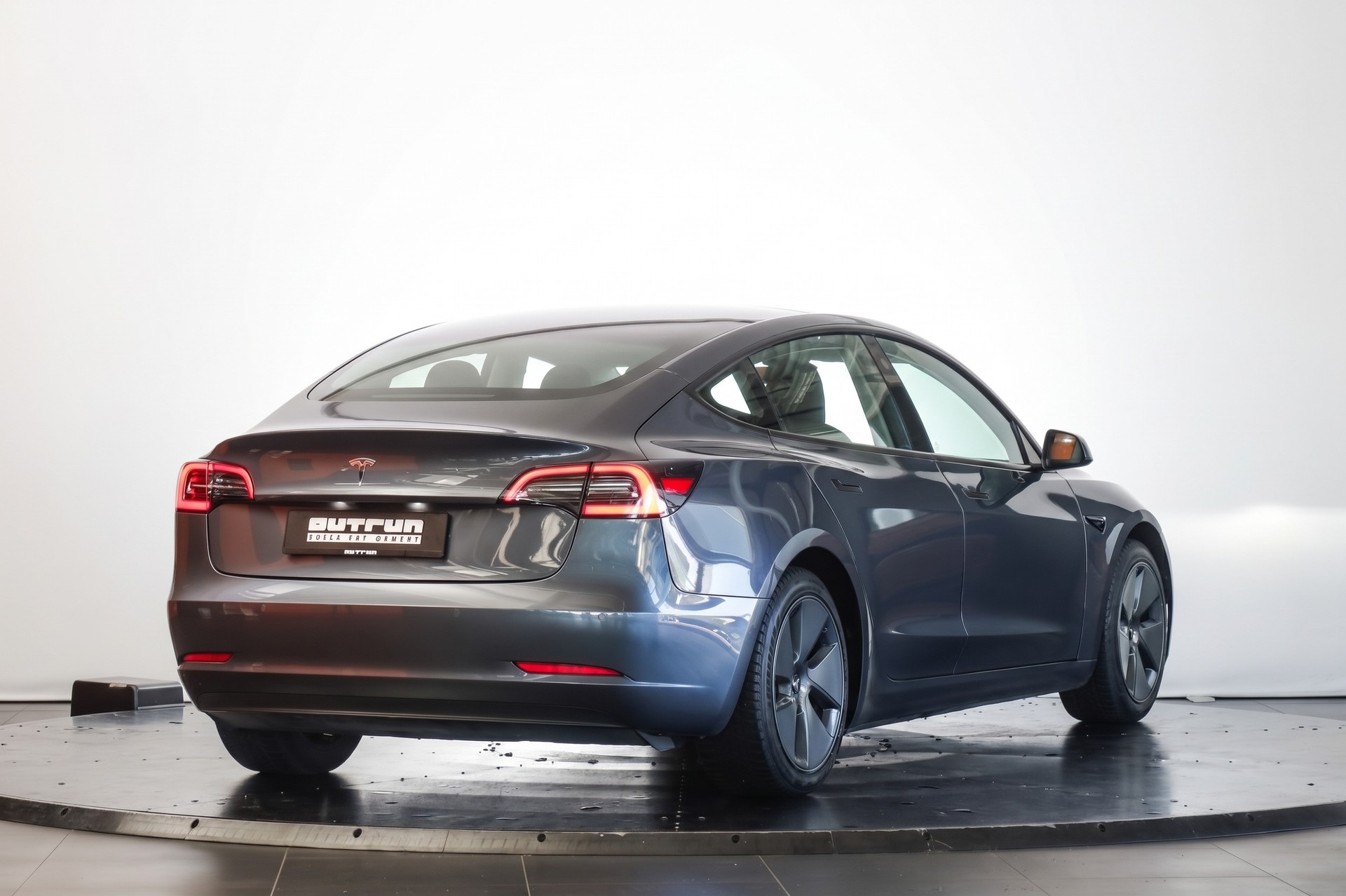 TESLA Model 3 Midnight Grey-showroom-element-3