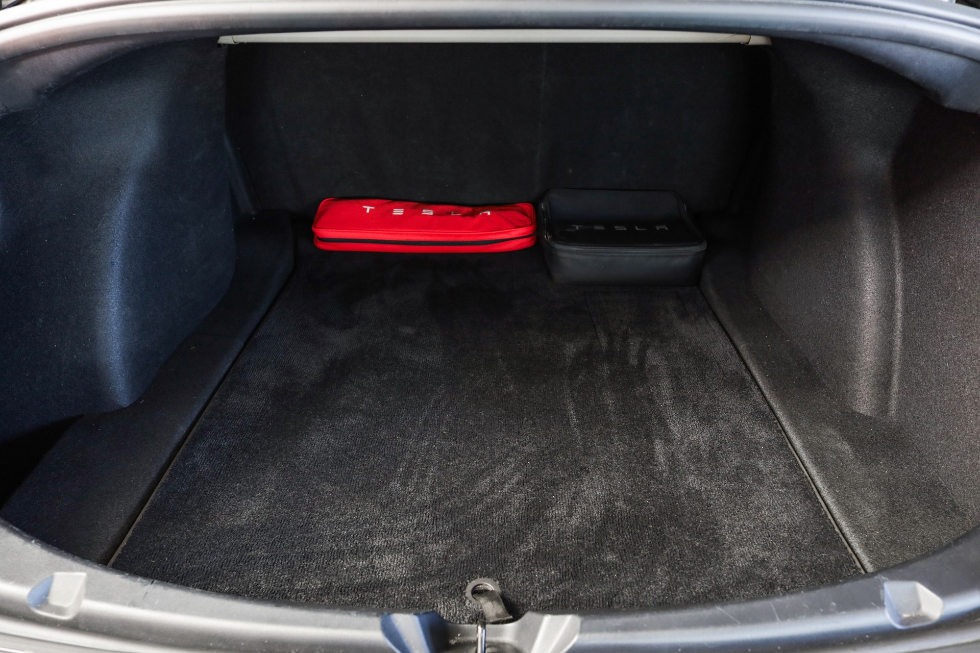 TESLA Model 3 Midnight Grey-image-28