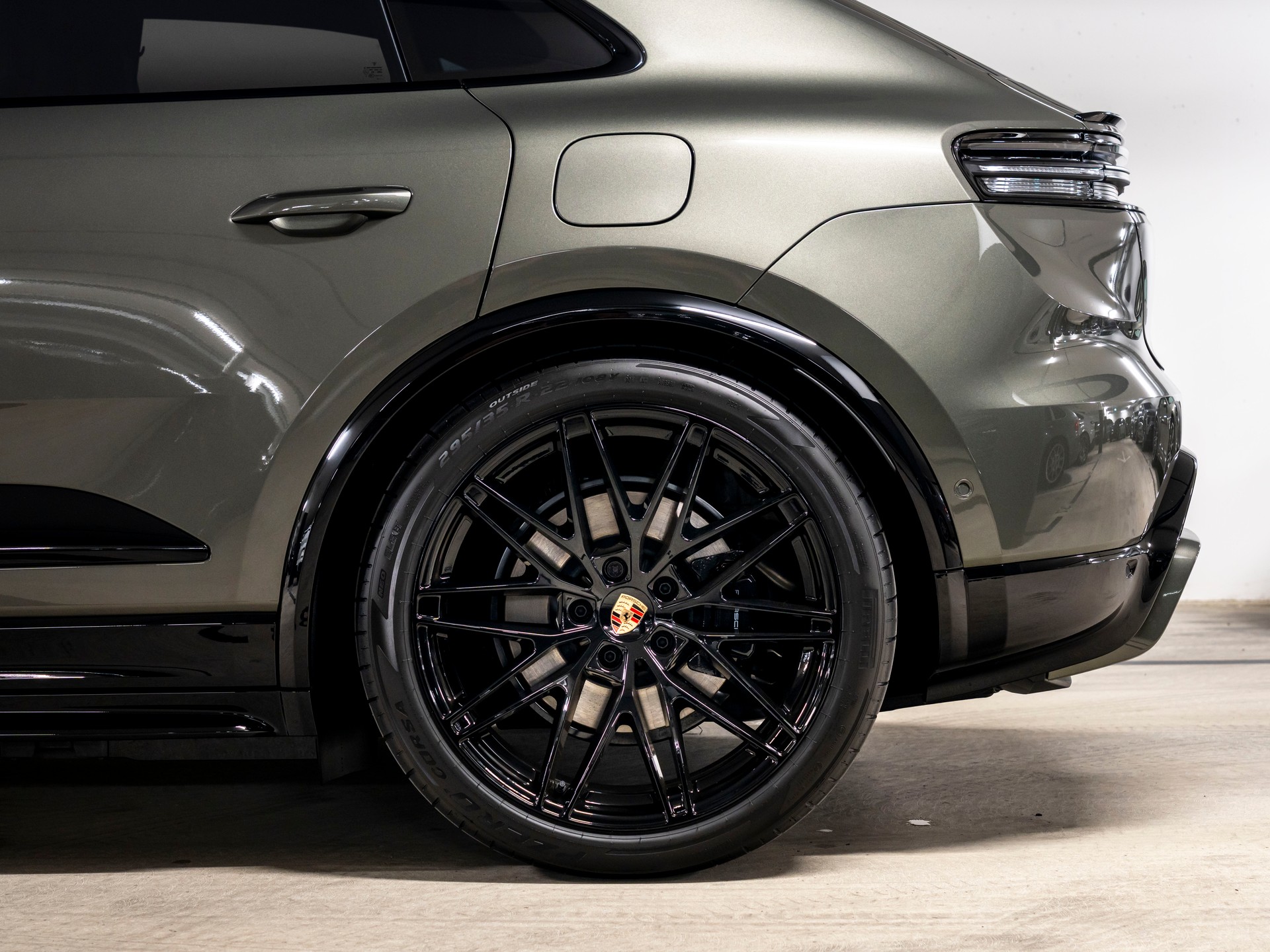 PORSCHE Macan 4 GTS 100kWh-image-8