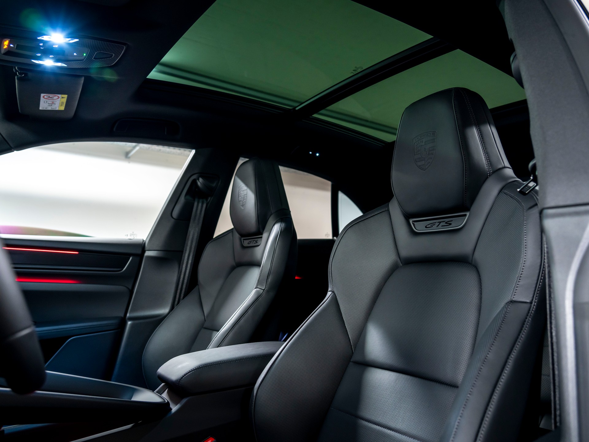PORSCHE Macan 4 GTS 100kWh-image-10