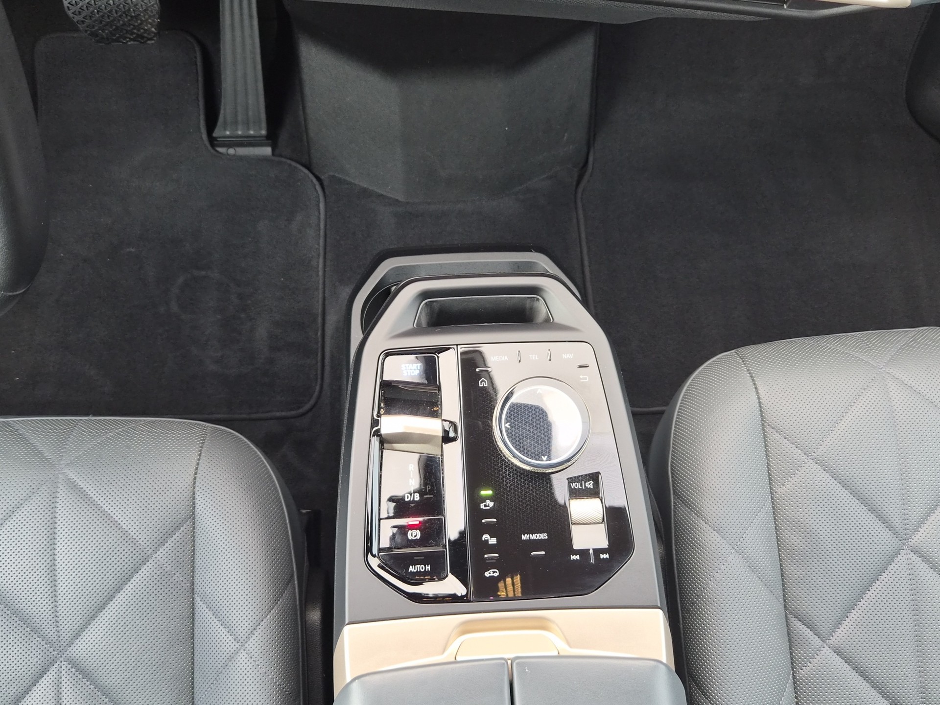 BMW iX xDrive50-image-17
