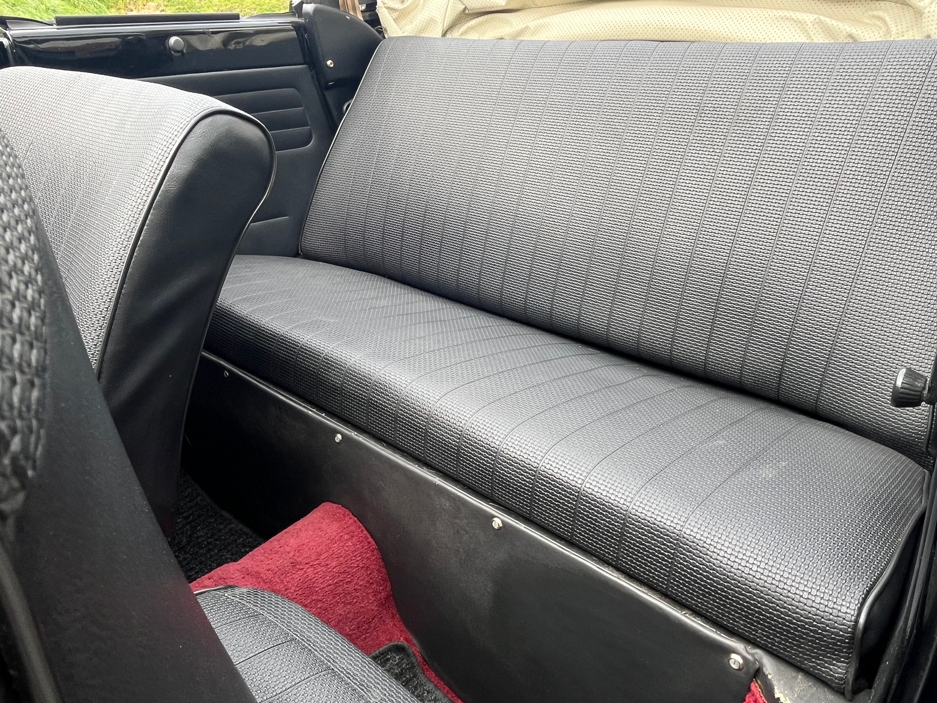 VW 1302 LS Cabriolet-image-12