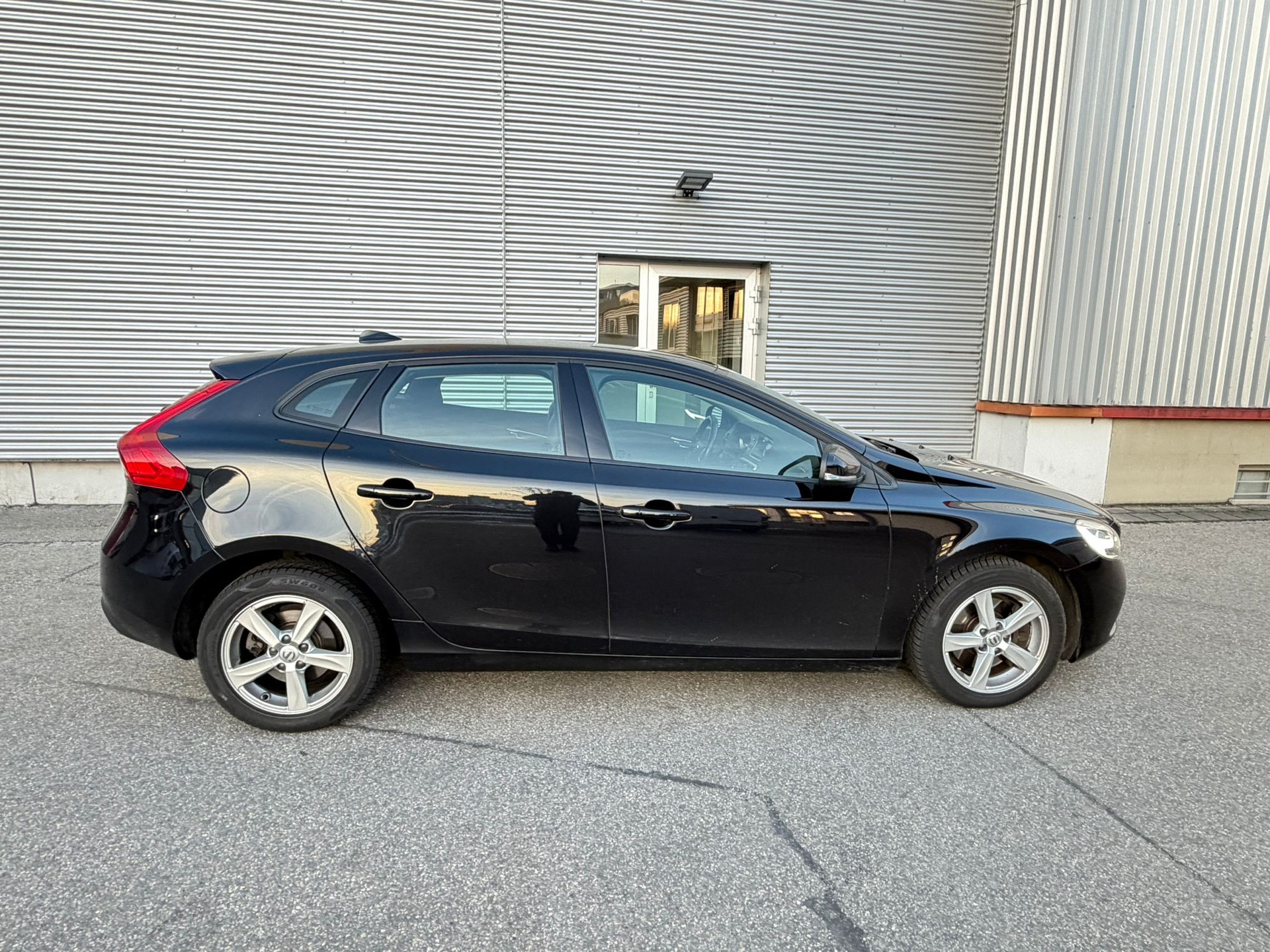 VOLVO V40 D3 Momentum Geartronic-image-7