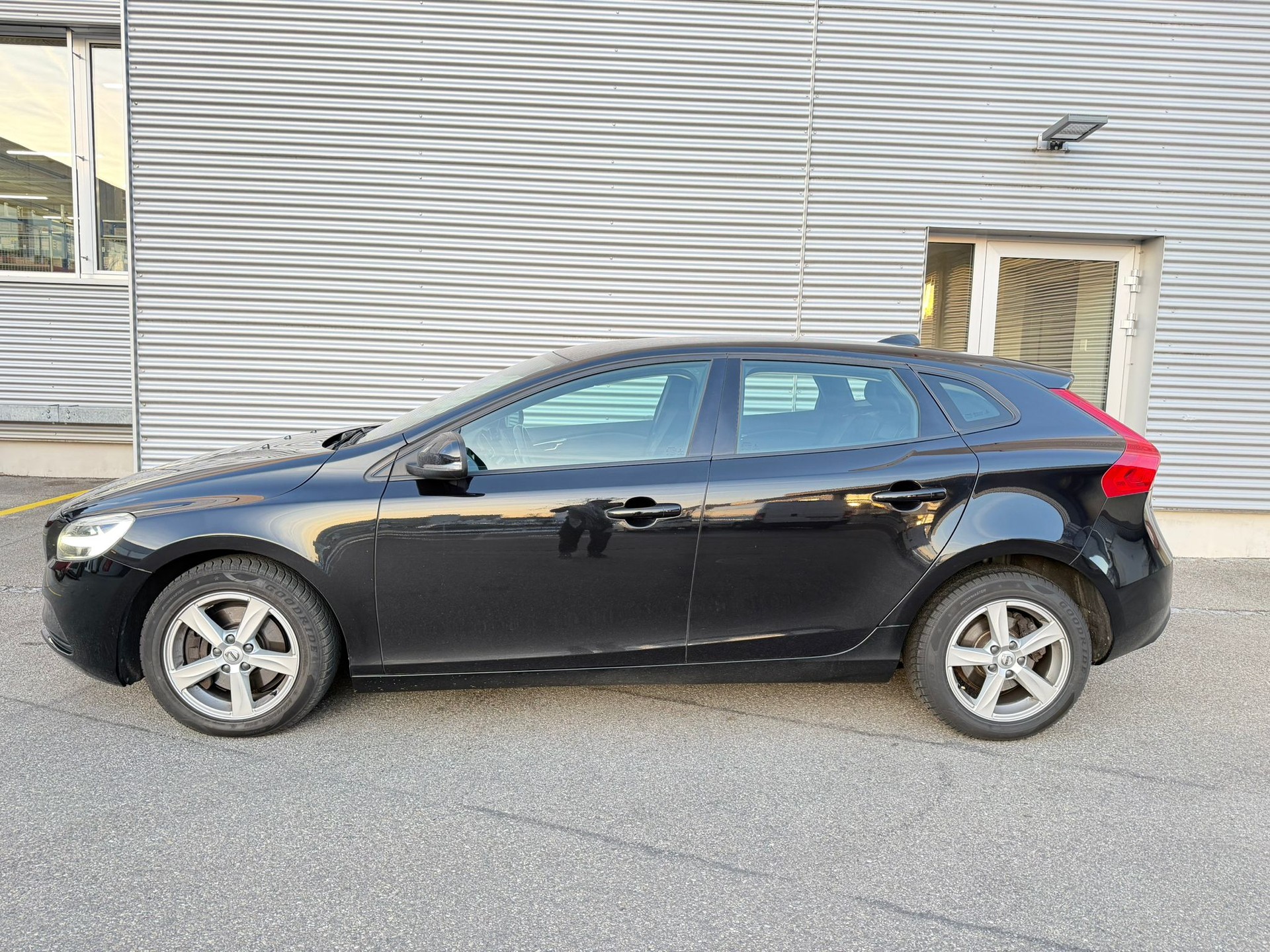 VOLVO V40 D3 Momentum Geartronic-image-6