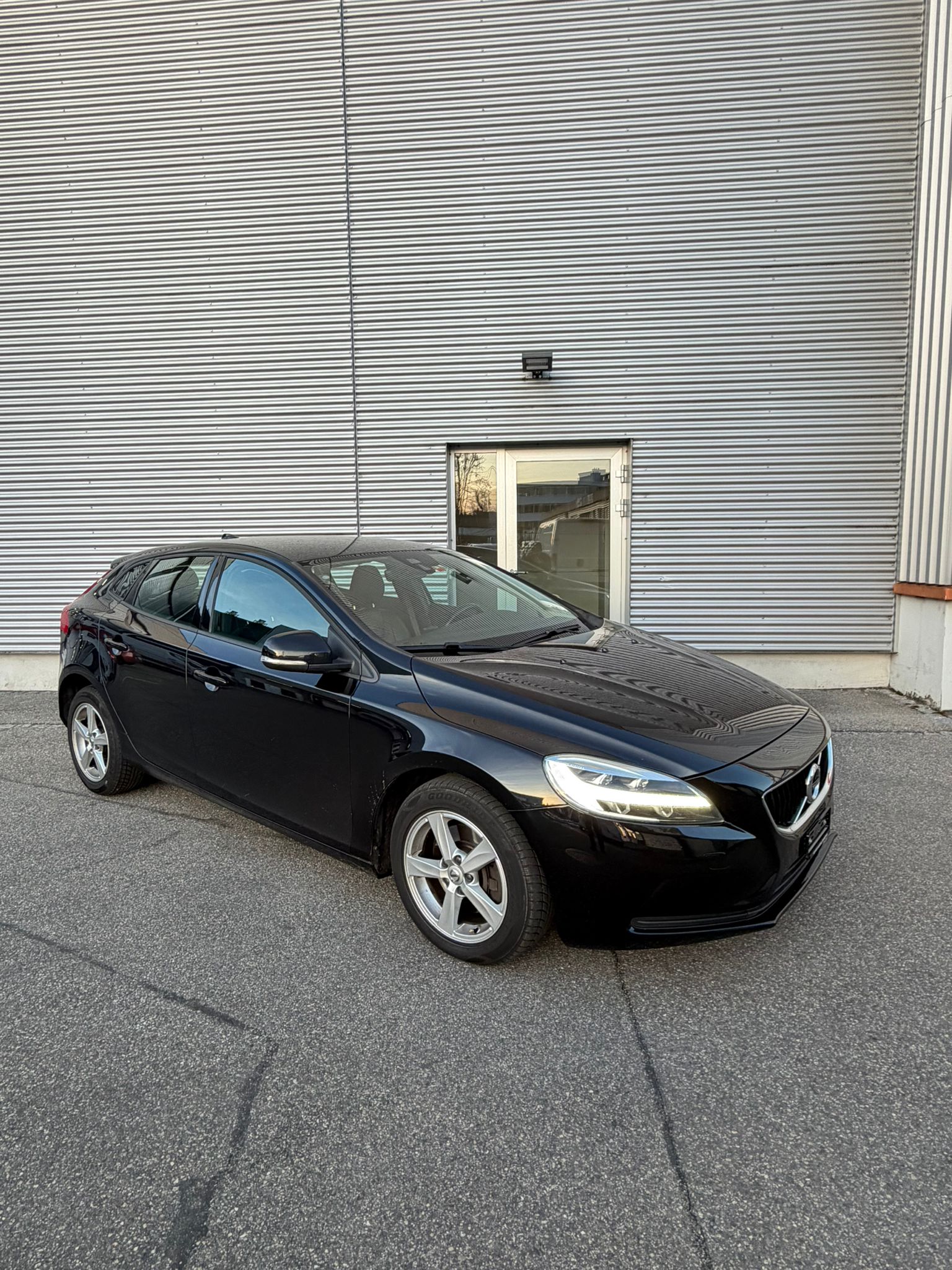VOLVO V40 D3 Momentum Geartronic-image-1